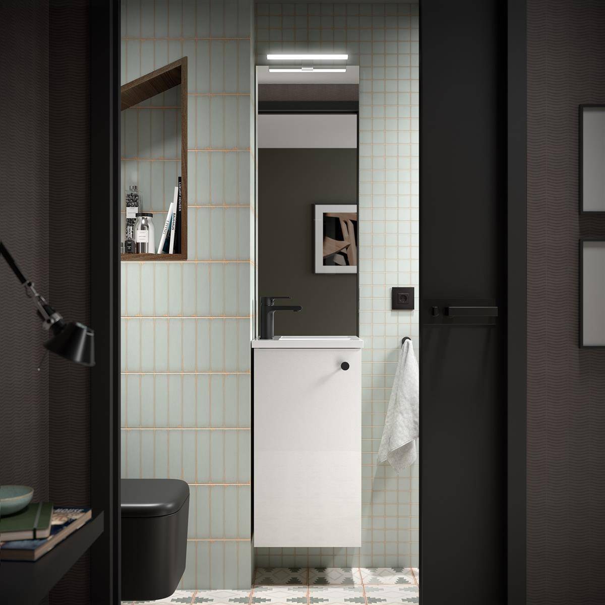 Modernes Badezimmer mit wandmontiertem Waschbecken und Spiegel, schwarzer Toilette und dunklen Türen, helle geflieste Trennwand und kleine Regalnische mit Toilettenartikeln.