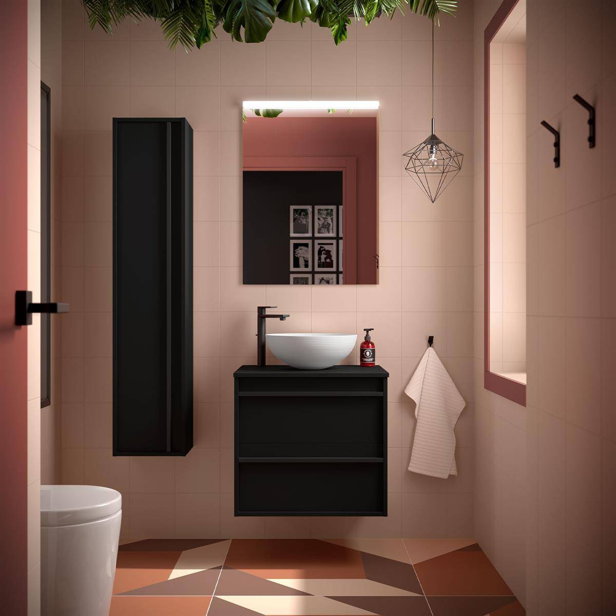Modernes Badezimmer mit rosa Fliesen, Wandwaschbecken, Spiegel, Schrank, Toilette, Handtuch, Duschtür und geometrischen Bodenfliesen.