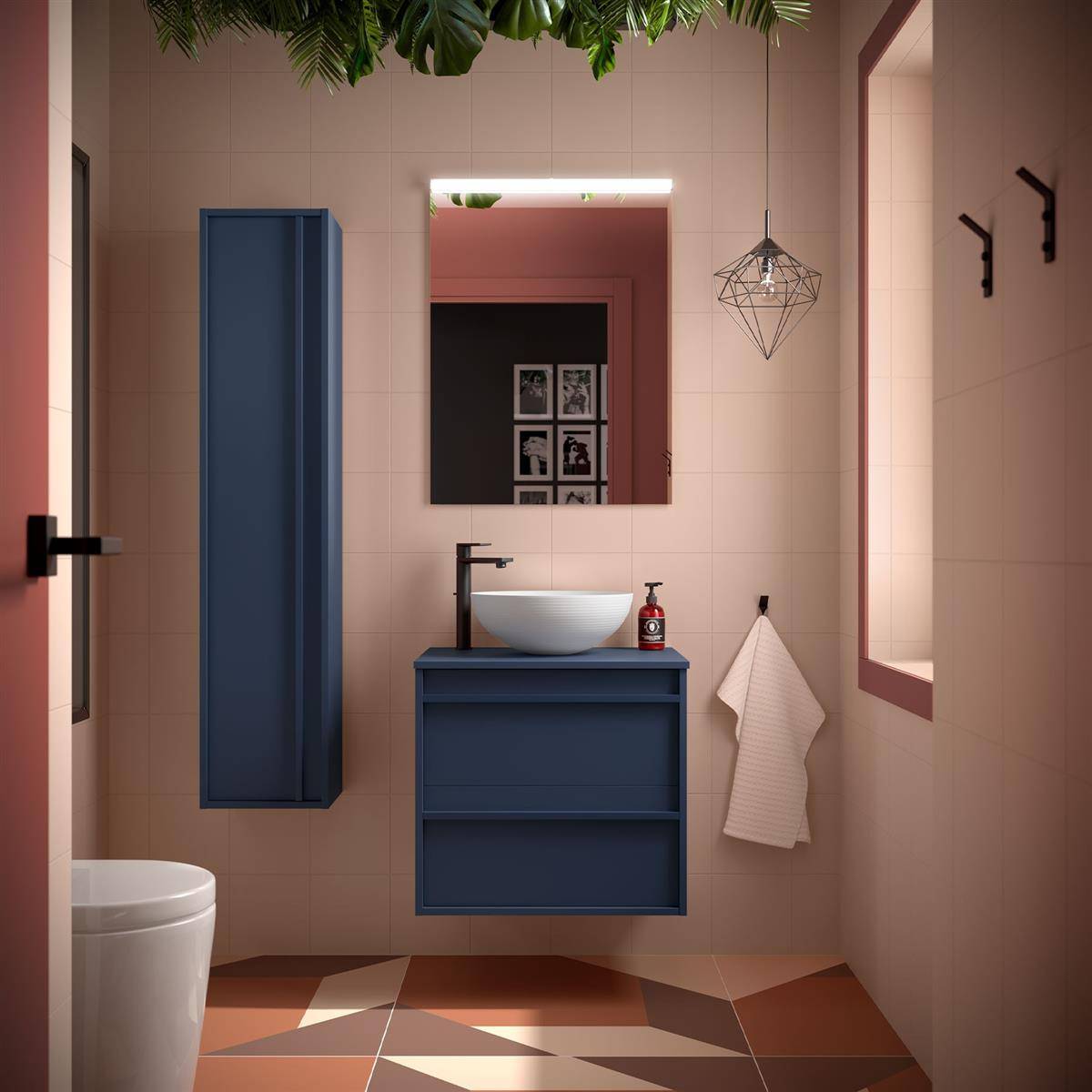 Modernes Badezimmer mit blauem Waschtisch und hohem Schrank, rundes Aufsatzwaschbecken, Spiegel, Toilette, Handtuch und geometrischem Fliesenboden.