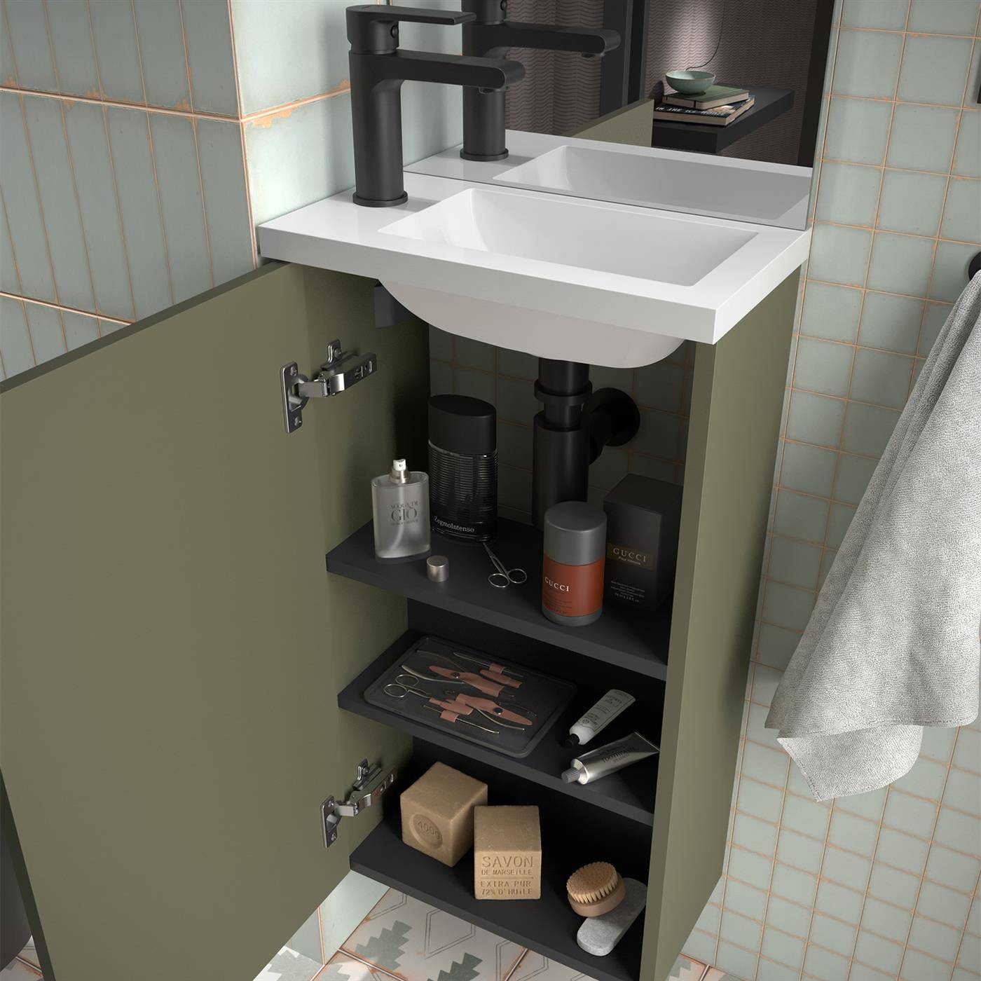 Offener Badezimmerschrank mit Waschbecken und Spiegel, zeigt Regale mit Toilettenartikeln, Körperpflegeprodukten und Aufbewahrungsfächern.