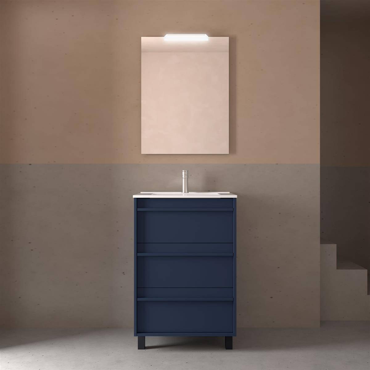 Modernes Badezimmerschränkchen mit blauem Schrank, weißem Waschbecken und hohem Spiegel an einer grauen Wand.