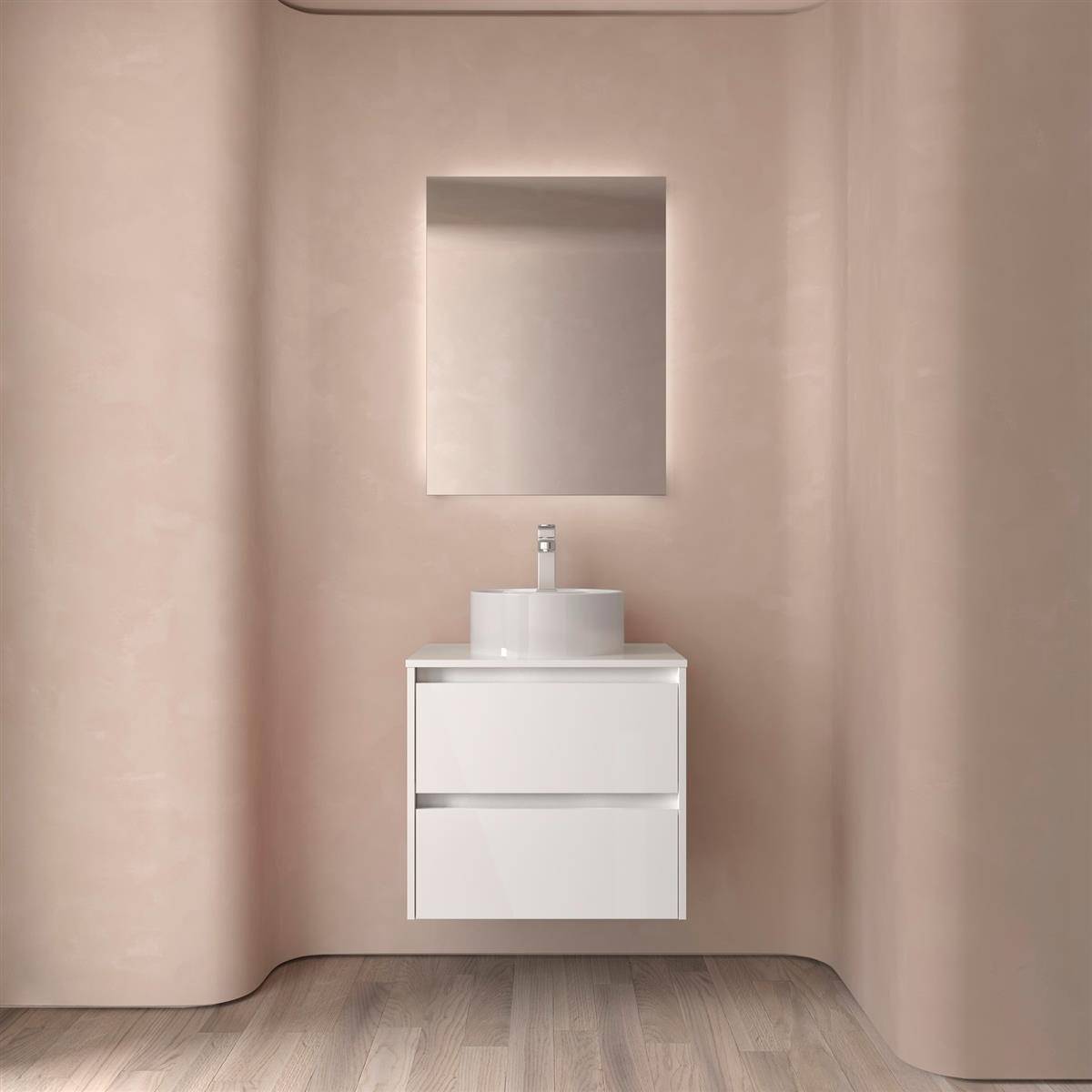 Minimalistische Badezimmervantität mit weißem Waschbecken und Spiegel vor gebogenen beigen Wänden und hellem Holzfußboden.