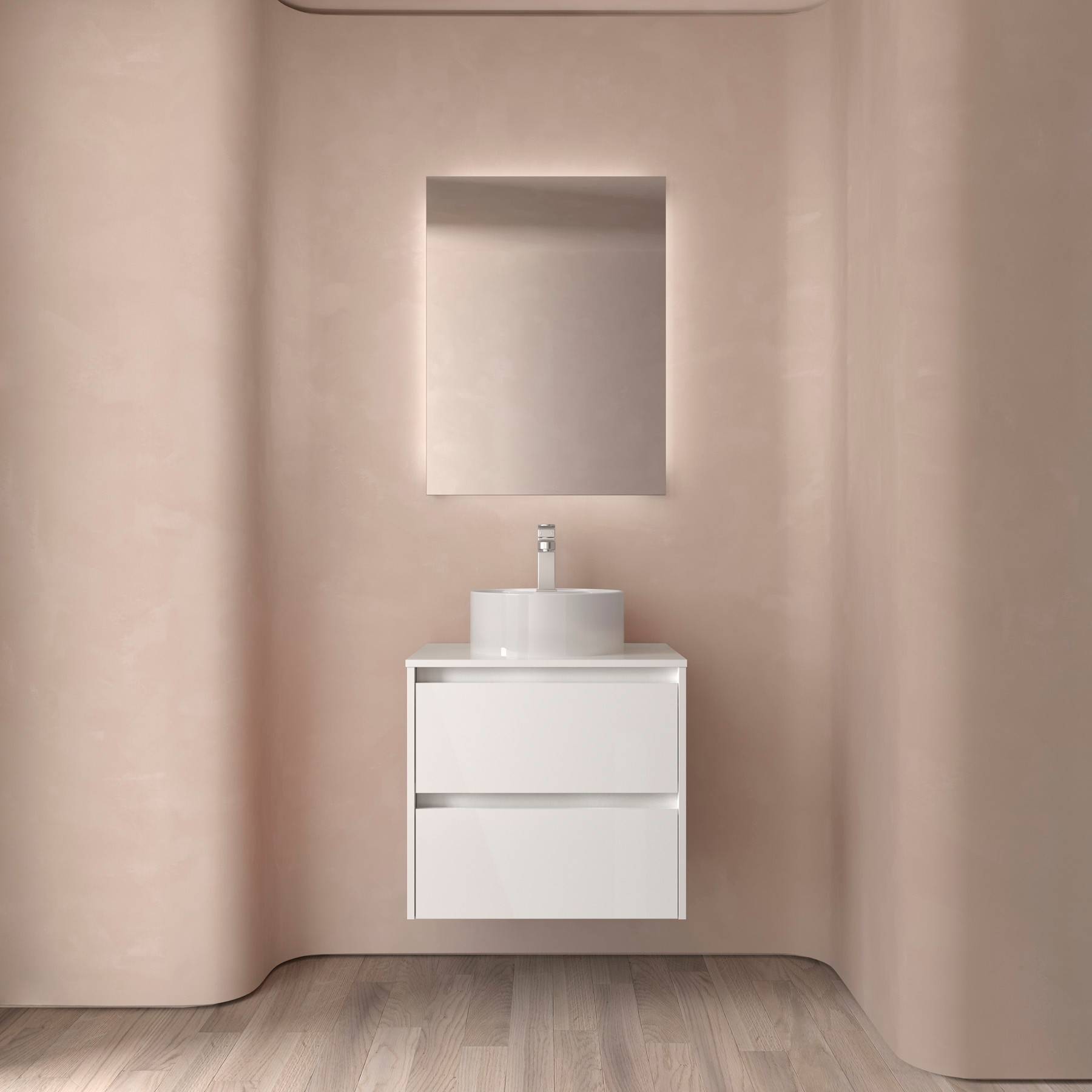 Ein modernes Badezimmer zeigt eine minimalistische Waschtischanlage mit einem rechteckigen Spiegel, einem eleganten weißen Waschbecken und hellrosa strukturierten Wänden.