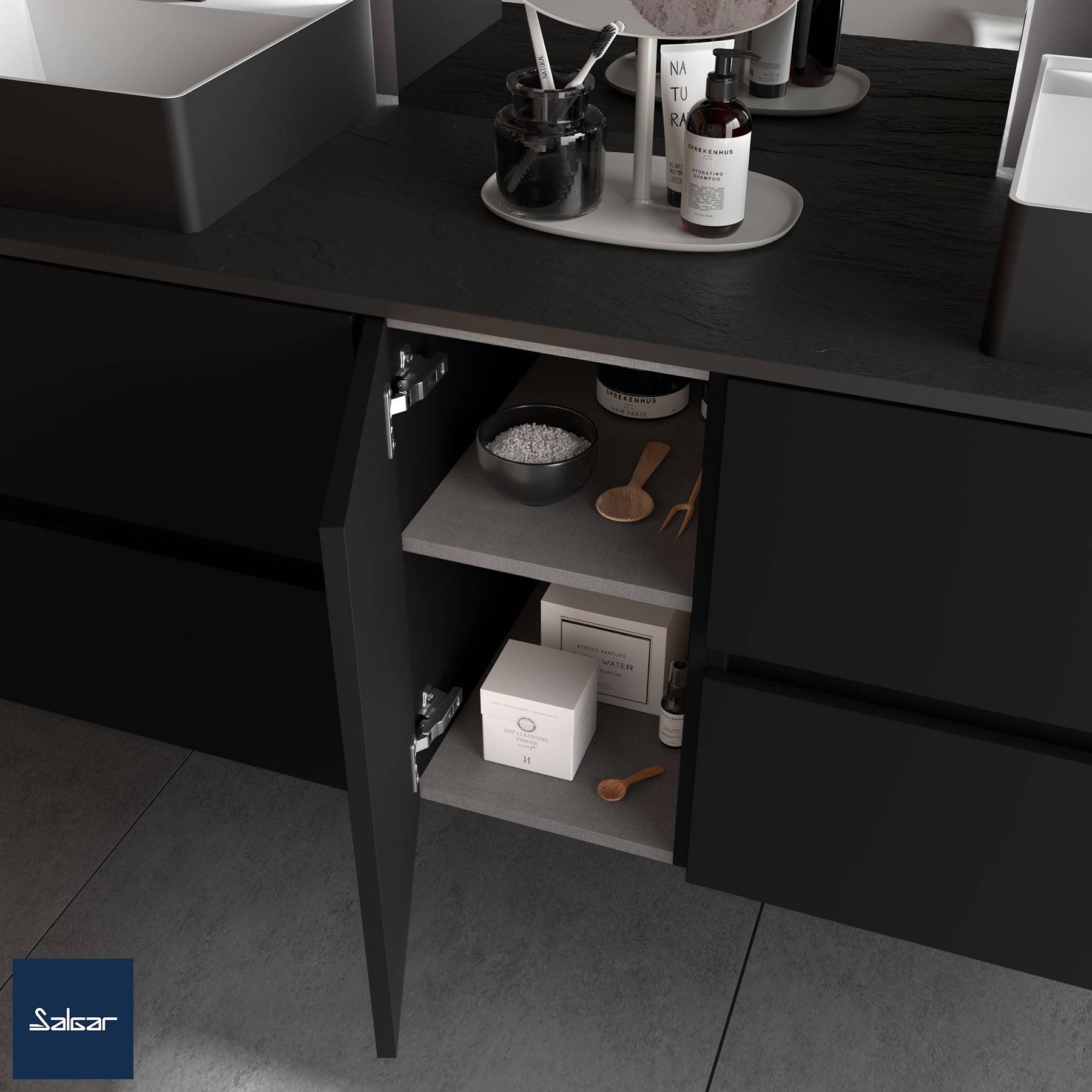 Geöffneter Badezimmerschrank mit Körperpflegeprodukten, Holzlöffeln, Taschentüchern und Handtüchern auf den Regalen. Die obere Ablage enthält Seife, Lotion und eine Vase.