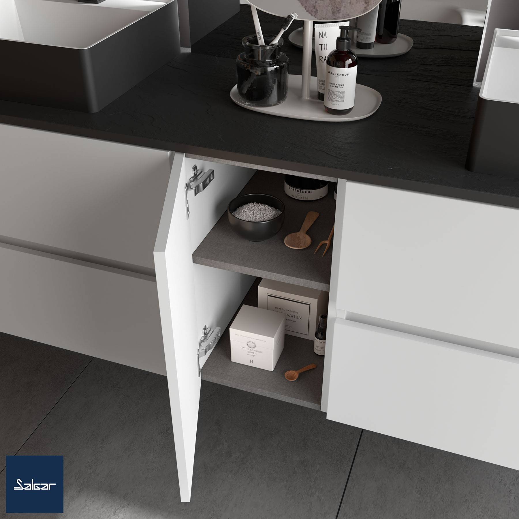 Ein Badezimmerschrank mit offener Tür zeigt Reinigungsbürsten, Gläser, eine Schachtel und zusätzliche Toilettenpapierrollen auf den Regalen. Die Arbeitsfläche präsentiert Toilettenartikel.