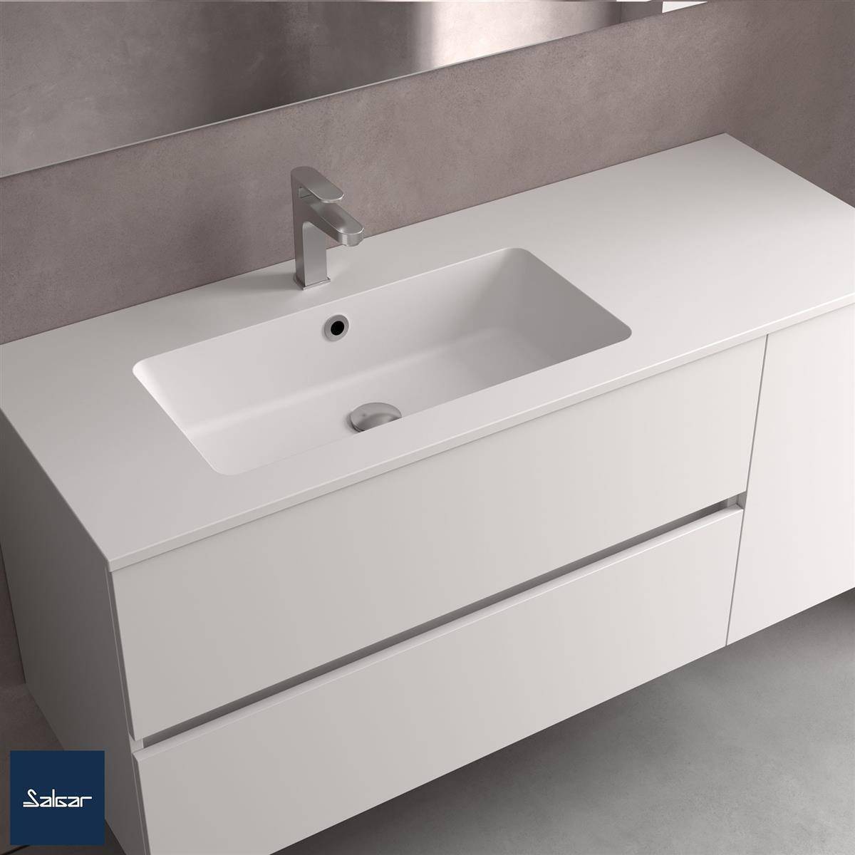 Modernes weißes Badezimmermöbel mit integriertem rechteckigen Waschbecken und Chromarmatur, vor einer grauen Wand und grauem Boden gezeigt.