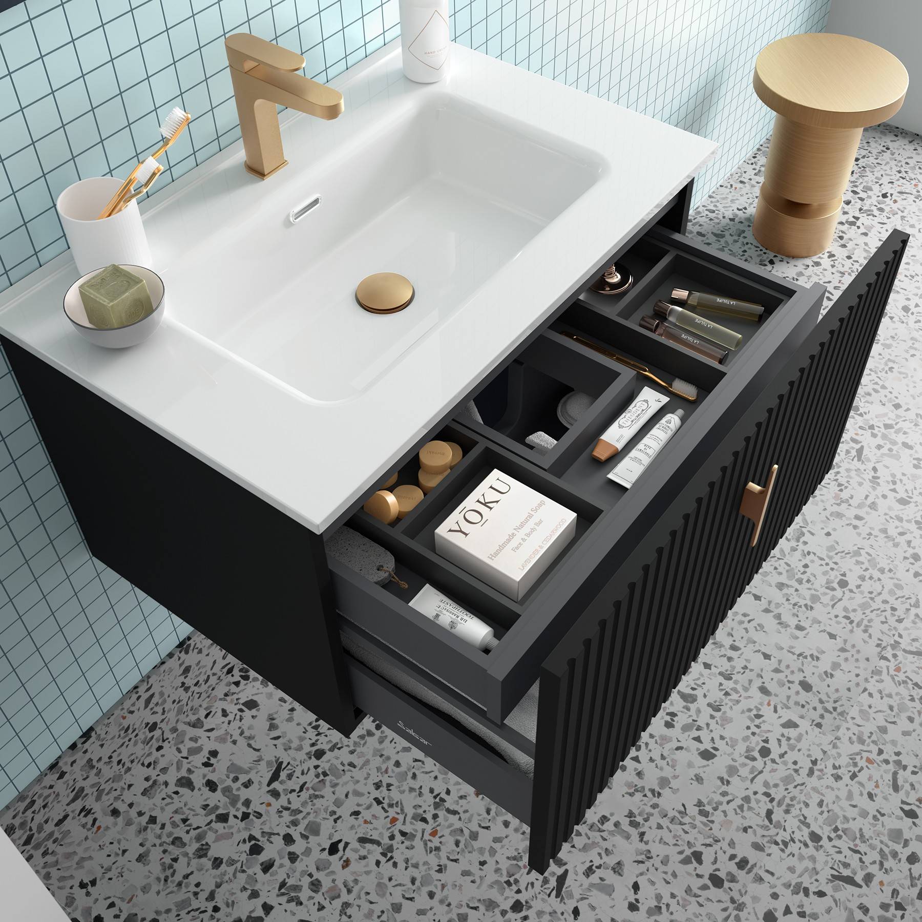 Eine moderne Badezimmerschrank-Kommode mit einer offenen Schublade, in der Kosmetikprodukte und Toilettenartikel ordentlich sortiert sind. Ein Messingwasserhahn hebt sich vor einer blauen gefliesten Wand ab.