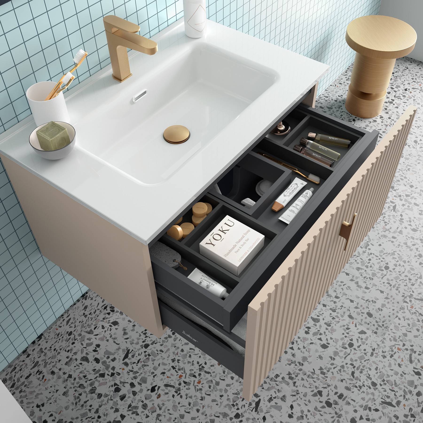 Badezimmerwaschbecken mit einem offenen Schrank, in dem Toilettenartikel organisiert sind, und einem sichtbaren Buch mit dem Titel 