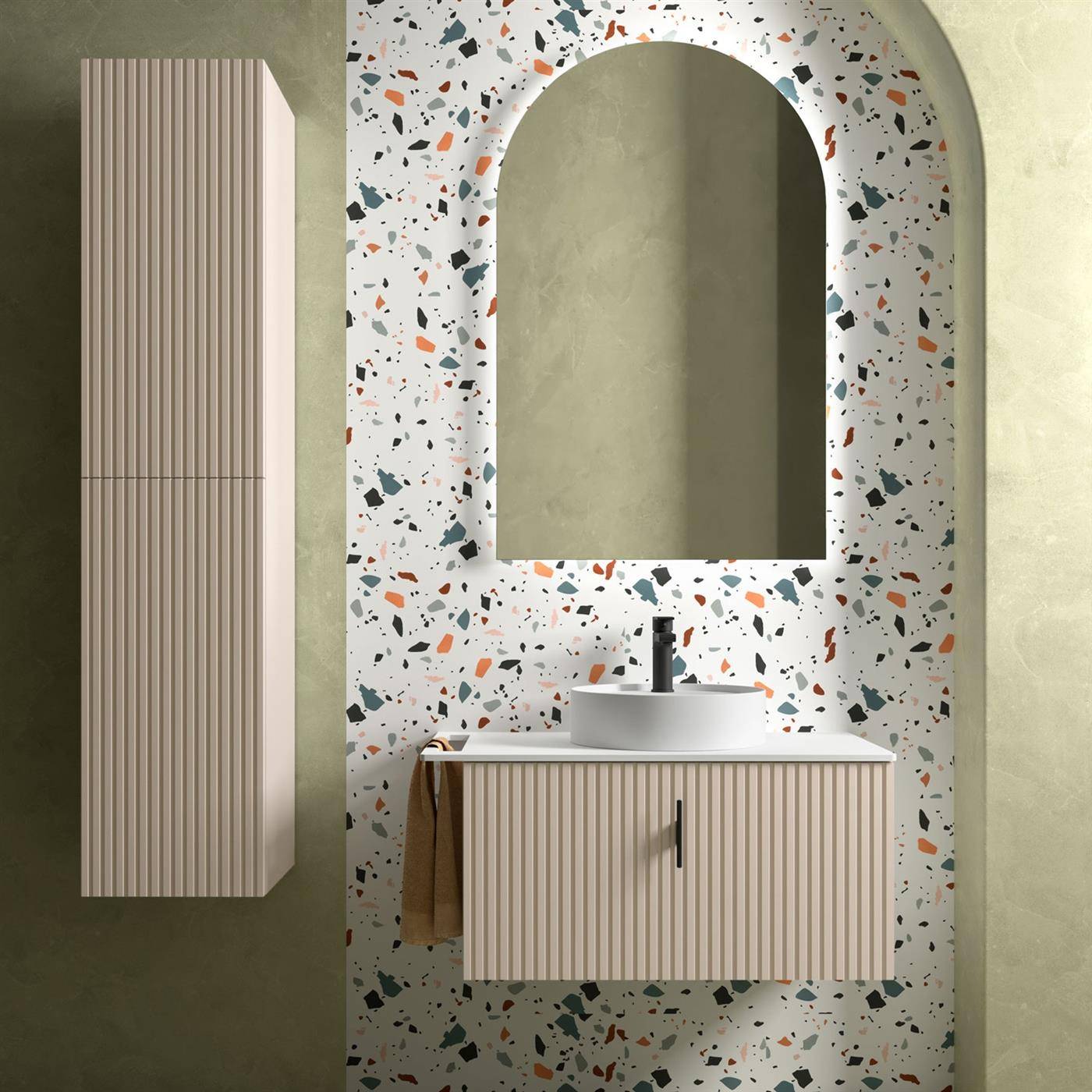 Modernes Badezimmer-Waschtisch mit Bogenspiegel, Terrazzo-Wand und Waschbecken, plus passendes hohes Lagerschrank auf der linken Seite.