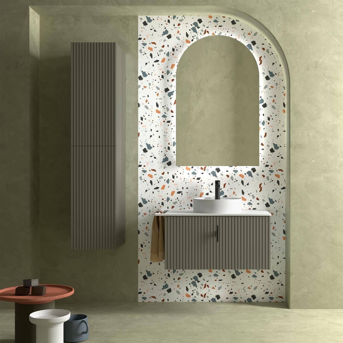 Modernes Badezimmer-Waschtischset mit Terrazzo-Bogen-Rückwand, rundem Spiegelnischenbrett, Streifenschrank, Waschbecken, Handtuch, Wandschrank und kleinem Beistelltisch mit Gefäßen.