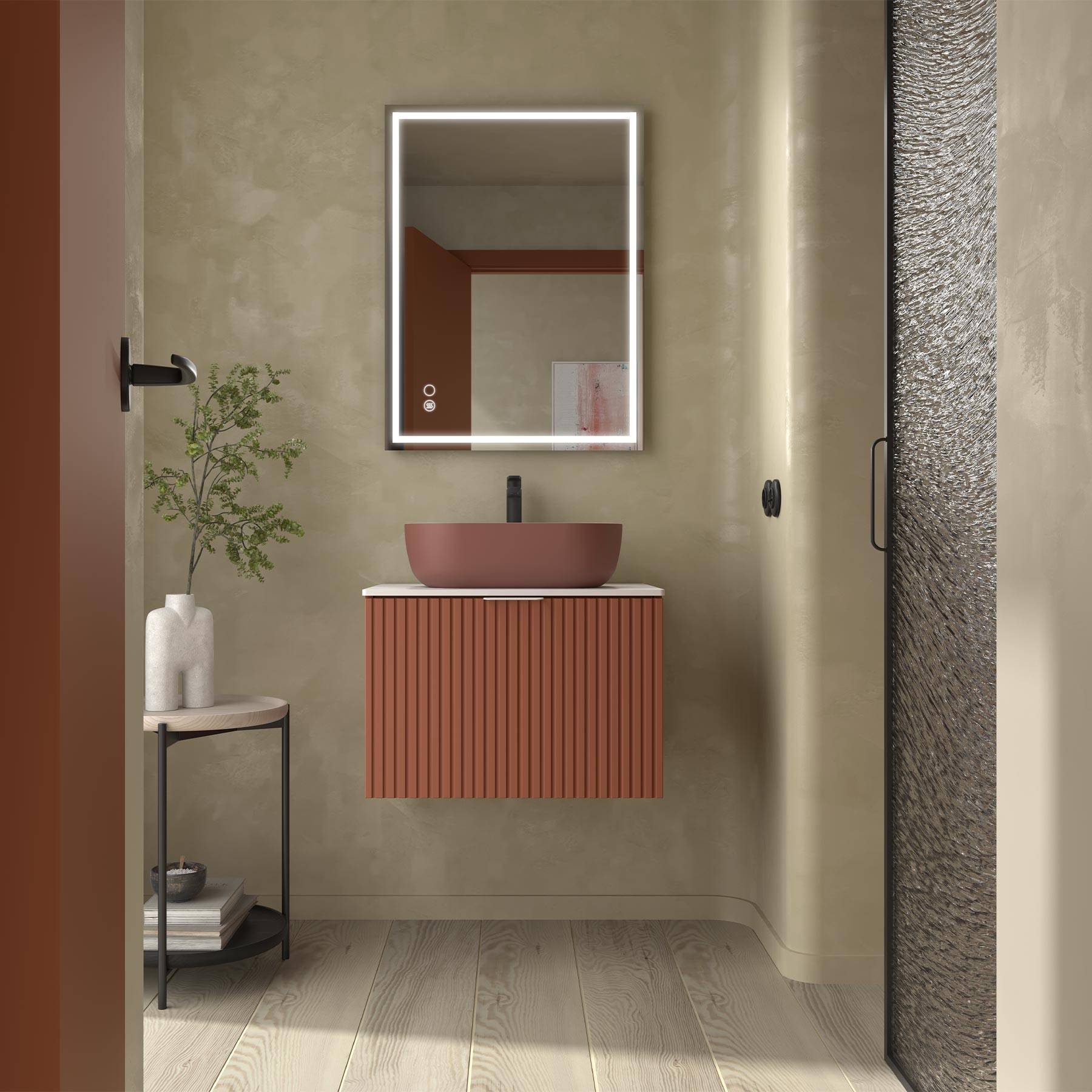 Modernes Badezimmer mit hinterleuchttem Spiegel, korallfarbener Waschtisch mit Aufsatzbecken, Beistelltisch mit Pflanze und Tür aus strukturiertem Glas.