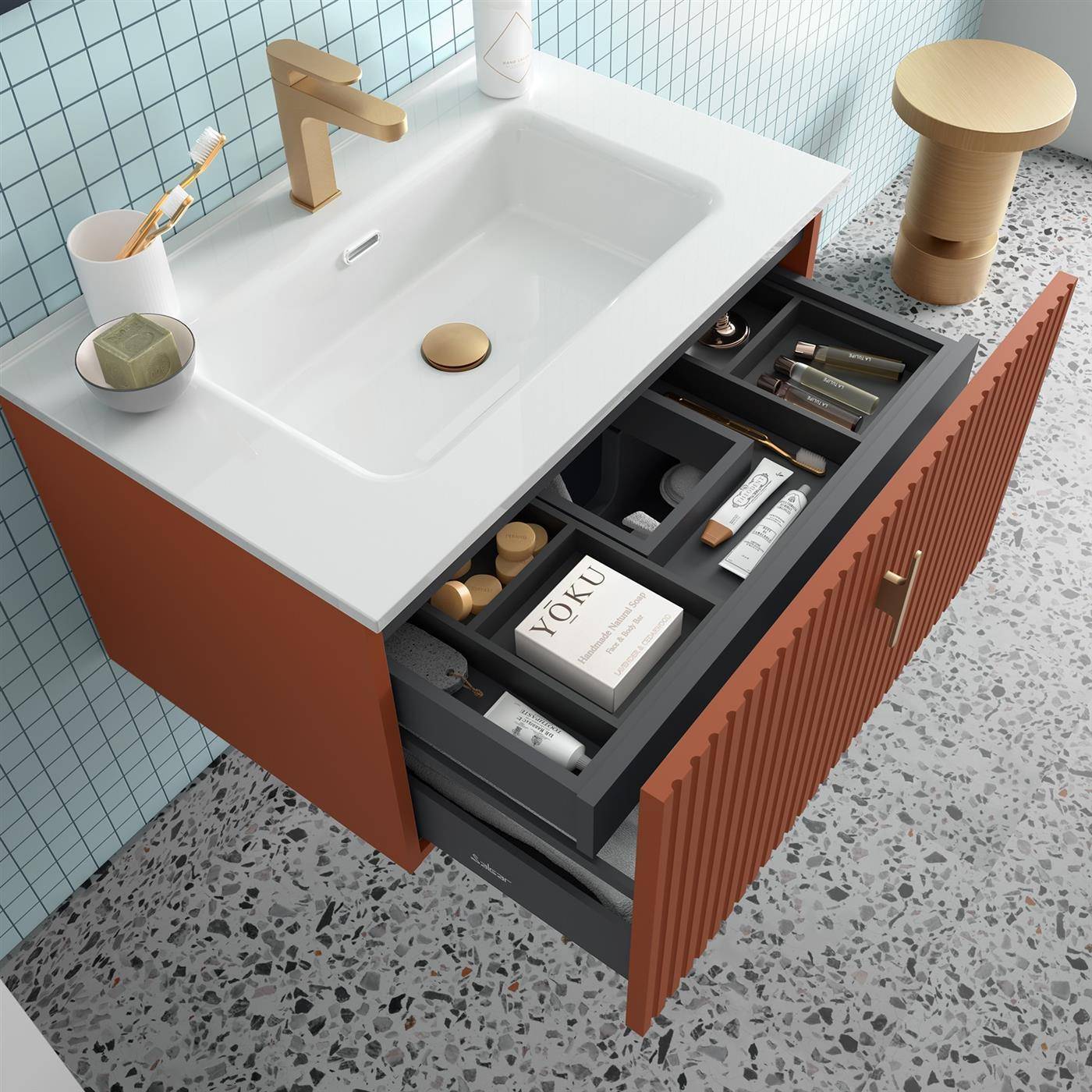 Modernes Badezimmerwaschtisch mit Waschbecken und offener Schubladenorganizer mit Toilettenartikeln und Kosmetika