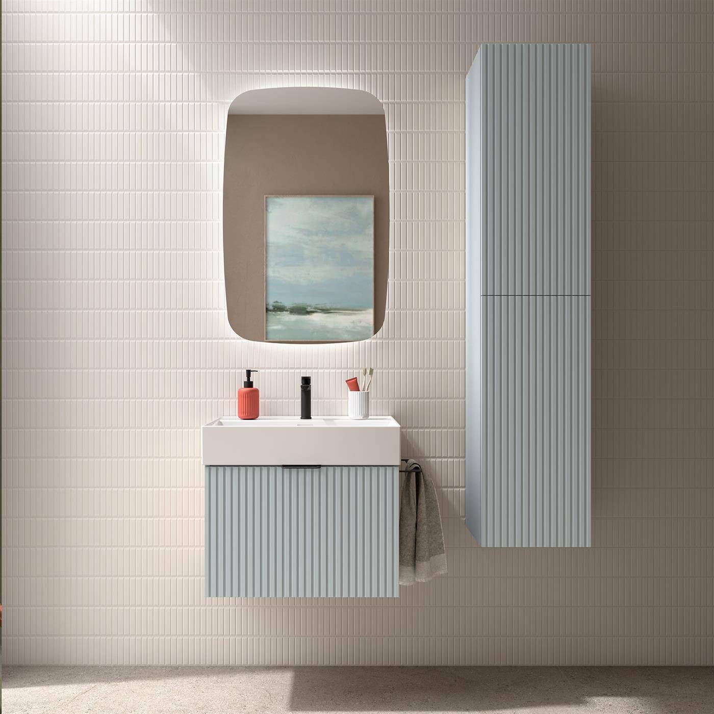 Modernes Badezimmermöbel mit rundem Spiegel über einem Waschbecken, abstrakte Kunst, die sich im Spiegel spiegelt, und ein hohes passendes Schrank auf der rechten Seite.