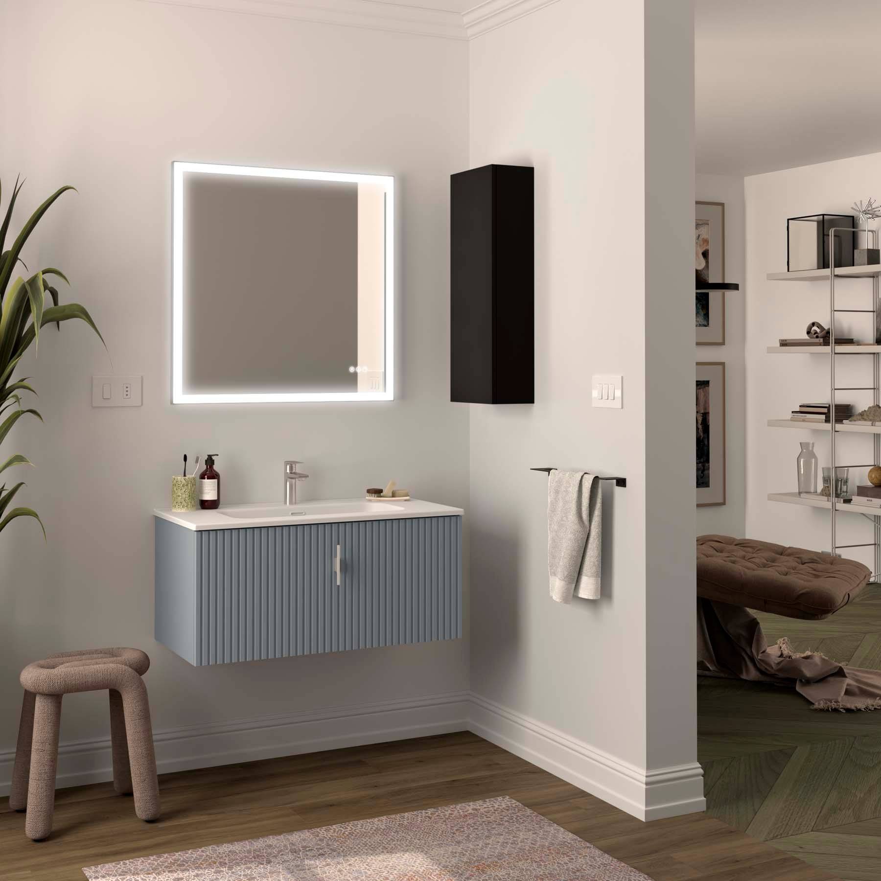 Modernes Badezimmer mit beleuchtetem Spiegel, wandmontiertem Waschbeckenunterschrank und Handtuchhalter. Daneben ist teilweise das Wohnzimmer zu sehen.