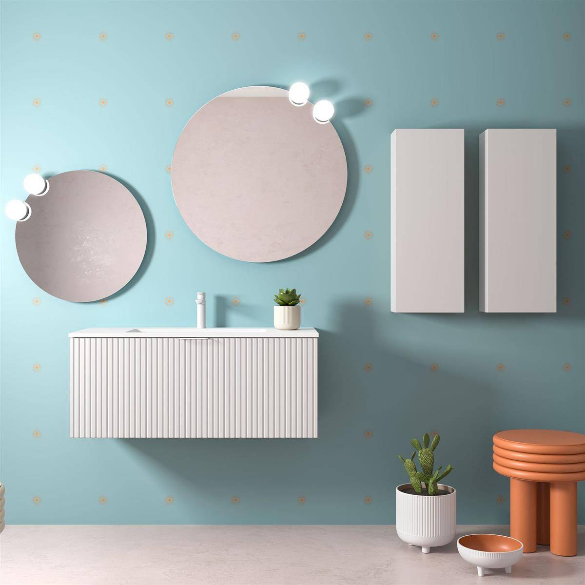 Stilvolles Badezimmerwaschtisch mit zwei runden Spiegeln, Wandschränken, Waschbecken, Pflanzen und orangefarbenen Hockern vor einer blau gemusterten Wand.