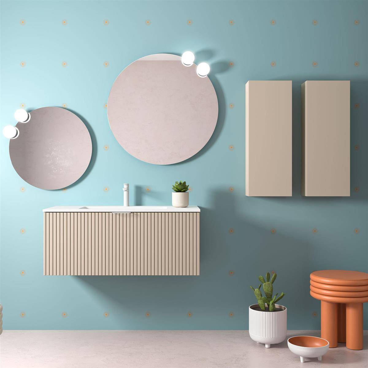 Stilisiertes Badezimmer mit runden Spiegeln, schwebendem beigefarbenem Waschtisch, Wandschränken und Topfpflanzen vor einer blauen Wand.