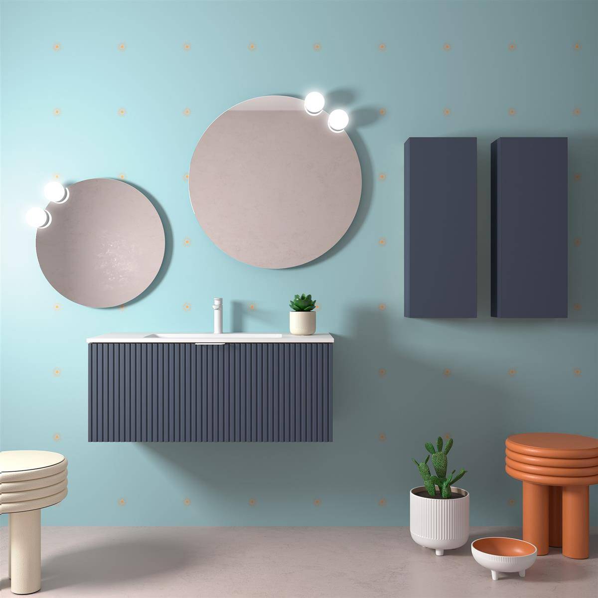 Stilisiertes Badezimmerinterieur mit zwei runden Spiegeln über einem schwebenden Waschtisch, Wandschränken und kleinen Hockern sowie Pflanzen an einer pastellblauen Wand.
