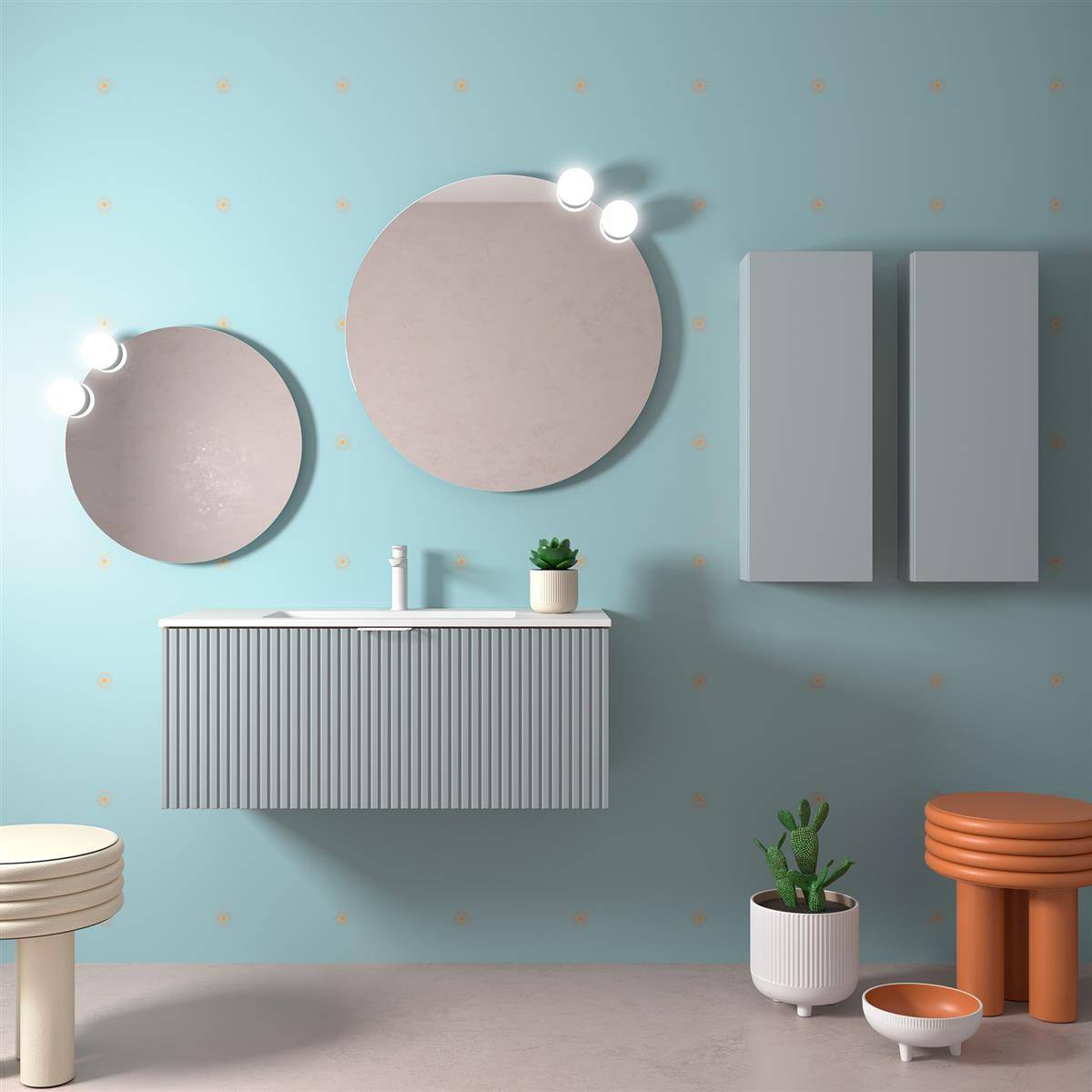 Modernes Badezimmerinterieur mit zwei runden Spiegeln über einem schwebendem Waschtisch, Wandschränken, Topfpflanzen und kleinen Hockern an einer pastellblauen Wand.