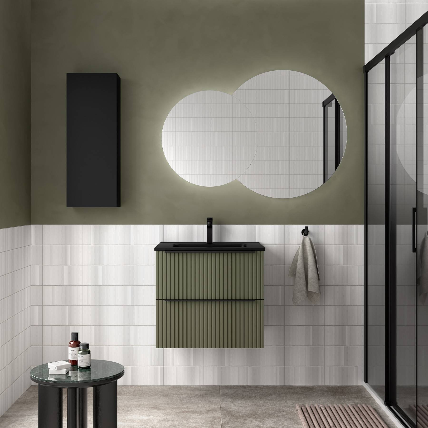 Modernes Badezimmer mit olivgrünen Wänden, weißen Fliesen, rundem Spiegel, schwarzem Schrank und Glasduschtrennwand. Minimalistisches und elegantes Design.