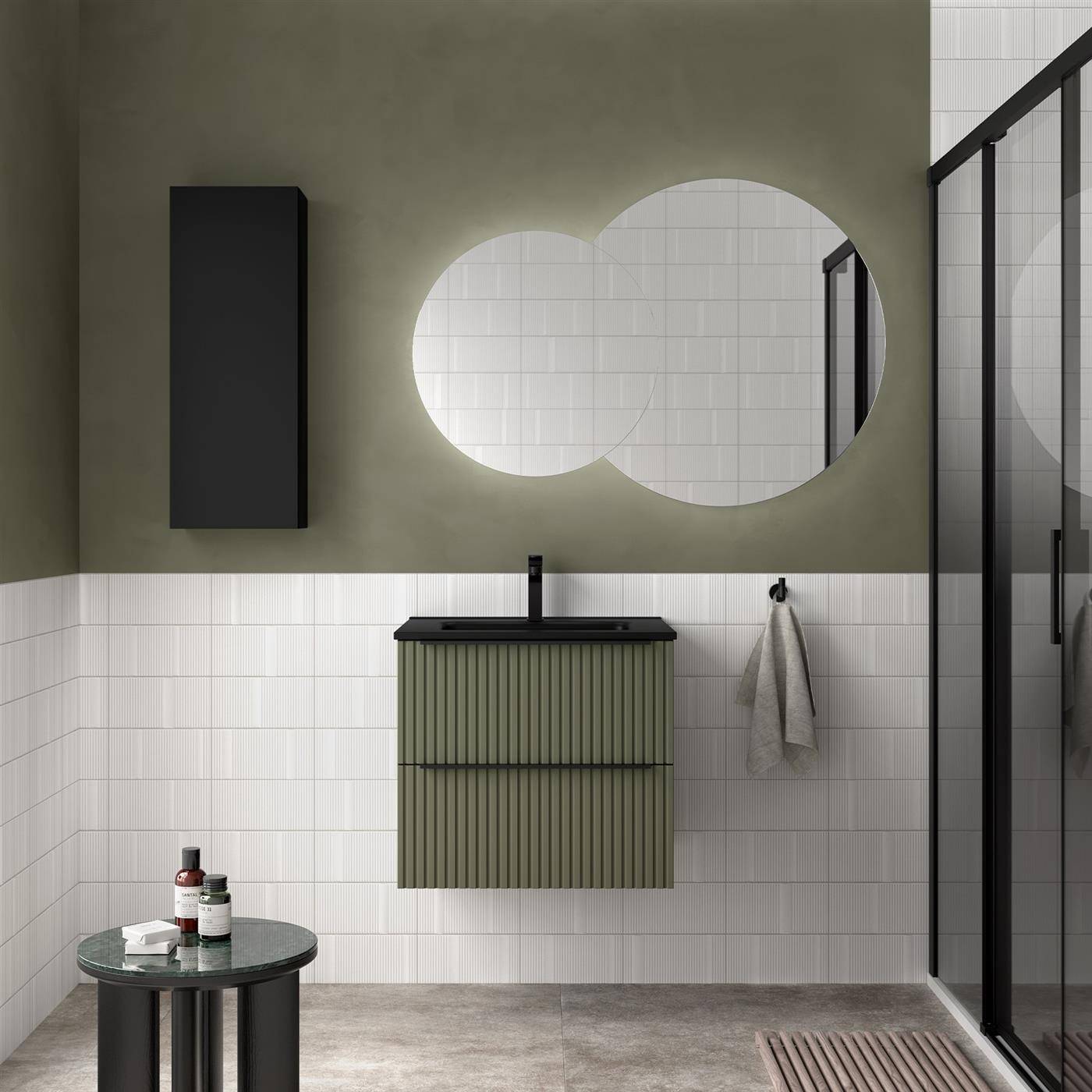 Modernes Badezimmer mit olivgrünen Wänden, weißen Fliesen, schwarzen Armaturen, rundem Doppelspiegel, schwebendem geripptem Waschtisch und Glasduschkabine.