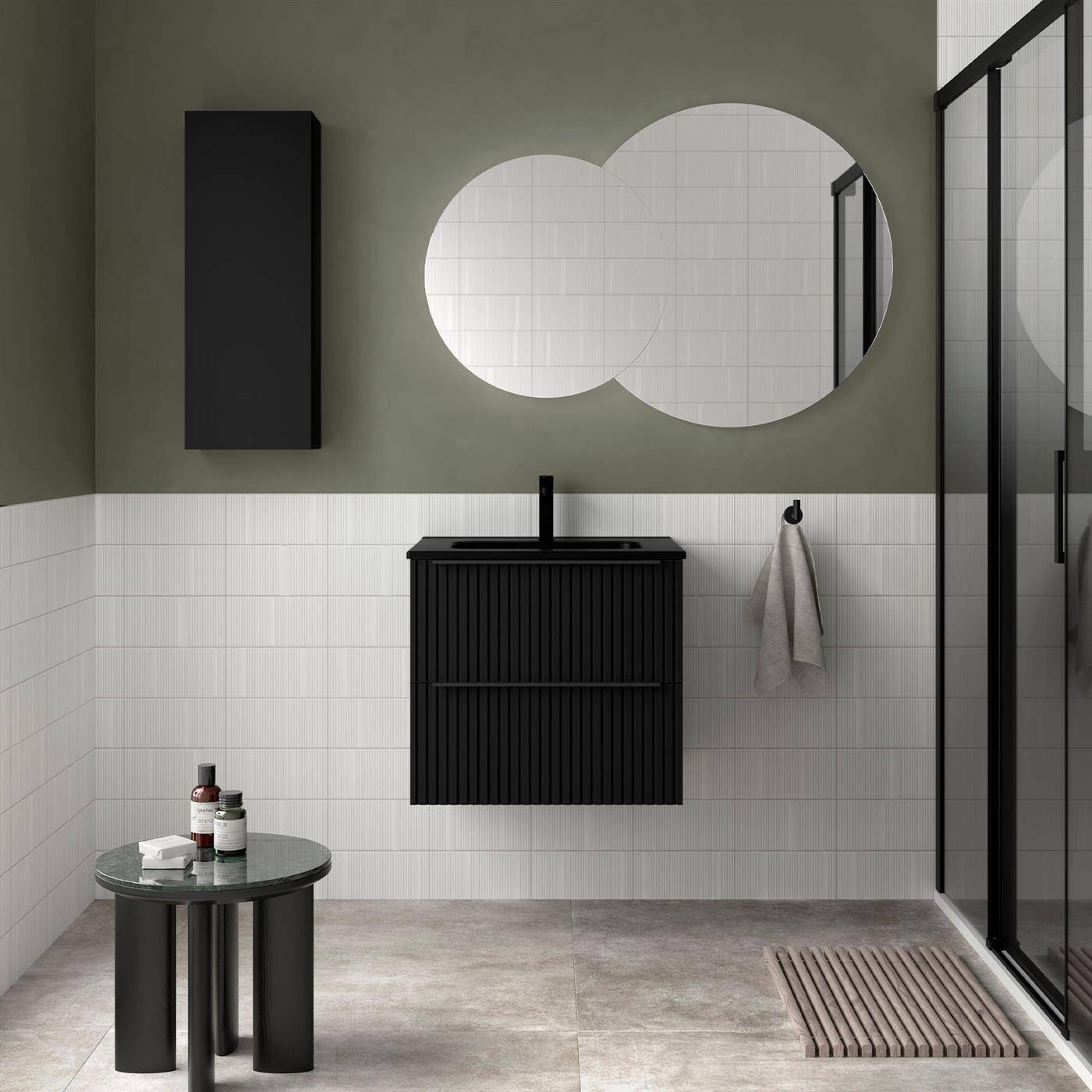 Modernes Badezimmer mit schwarzem Waschtisch, wolkenförmigem Spiegel, Wandschrank, Duschkabine und kleinem rundem Beistelltisch.