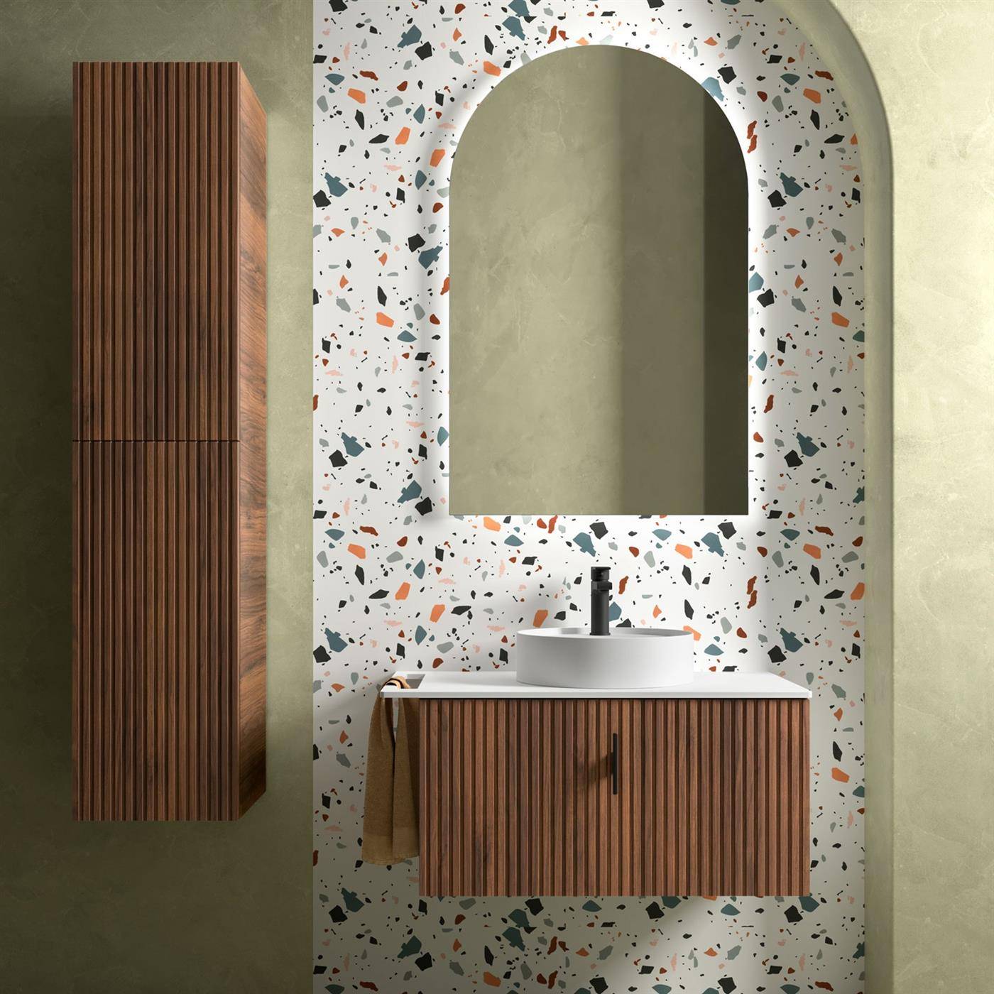 Modernes Badezimmer-Waschtisch mit Holzlattenkasten und rundem Aufsatzwaschbecken unter einem gewölbten Spiegel, angebracht an einer Terrazzo-Akzentwand.