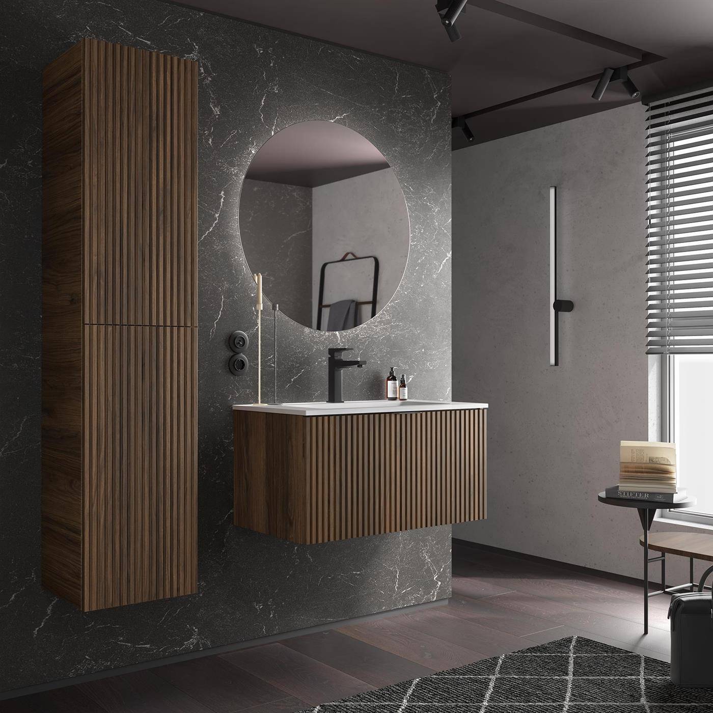 Modernes Badezimmer mit an der Wand montiertem Holzwaschtisch, rundem Spiegel, schwarzem Wasserhahn, hohem Schrank und Fensterrollos neben einem gemusterten Teppich.