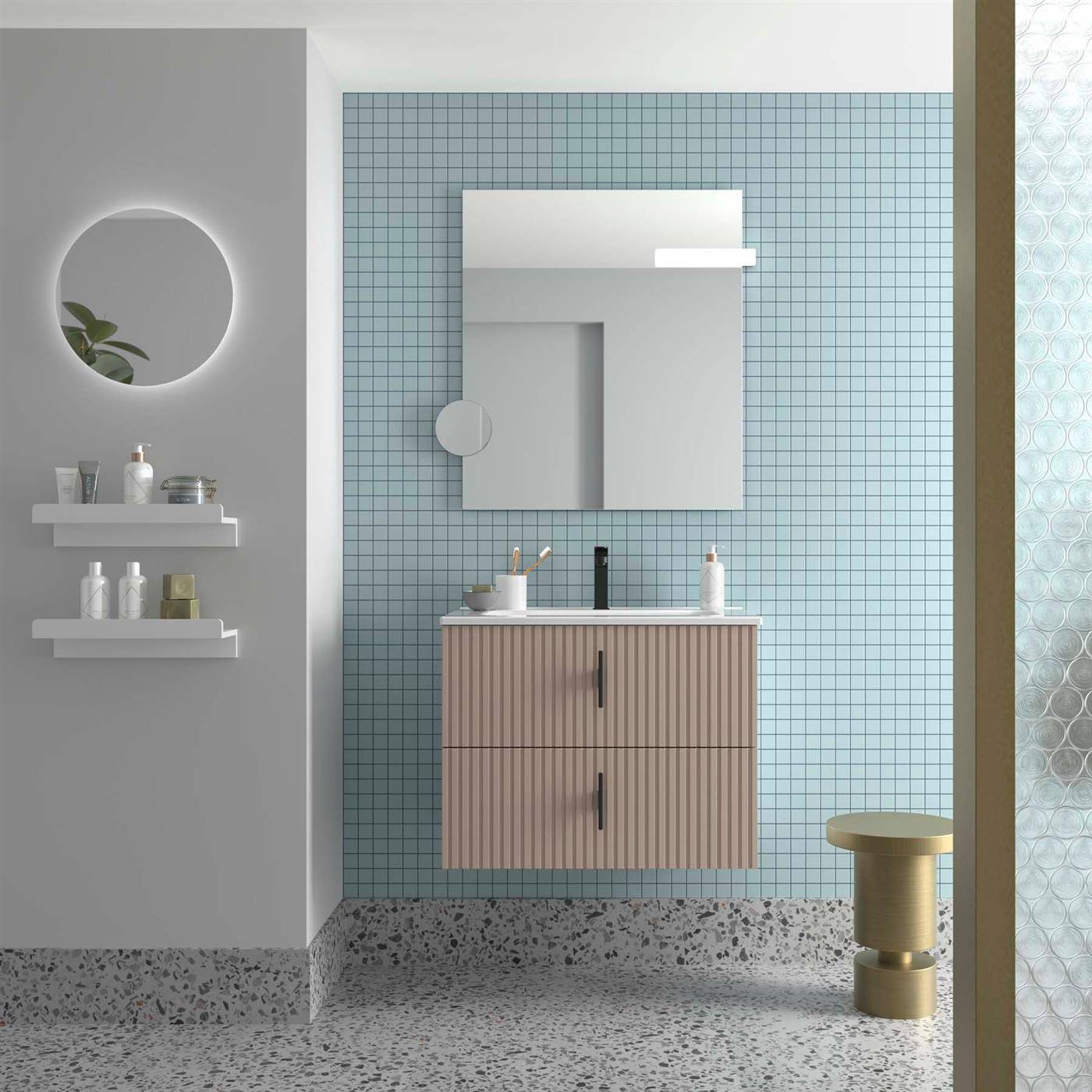Minimalistischer Badezimmertisch mit Spiegelschrank, rundem Wandspiegel, Regalen und goldenem Hocker vor einer hellblauen Fliesenwand.