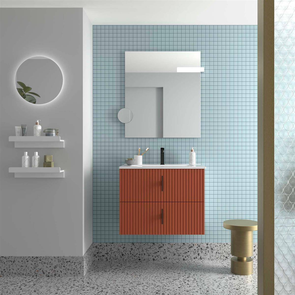 Modernes Badezimmer mit blauer Fliesenwand, orangefarbenem Waschtisch und Waschbecken, Spiegelschrank, rundem Hocker und Wandregalen mit Toilettenartikeln.