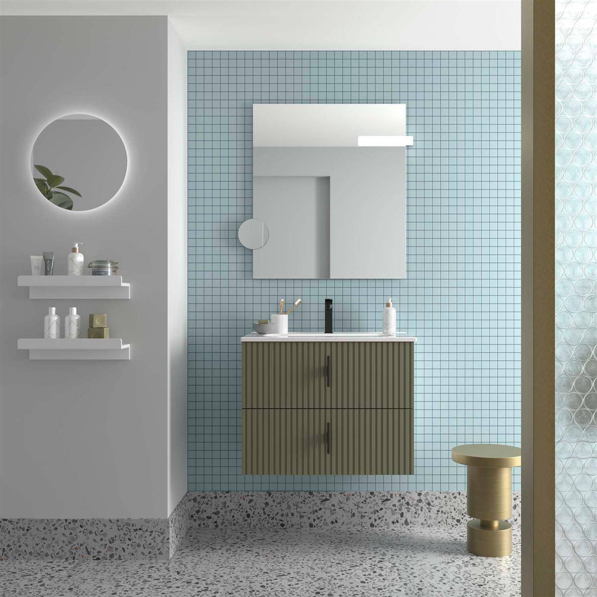 Modernes Badezimmer mit blauer gekachelter Wand, schwebendem Waschtisch und Spiegel, Wandregalen mit Toilettenartikeln, rundem Spiegel und einem kleinen goldenen Hocker neben der Duschentür.