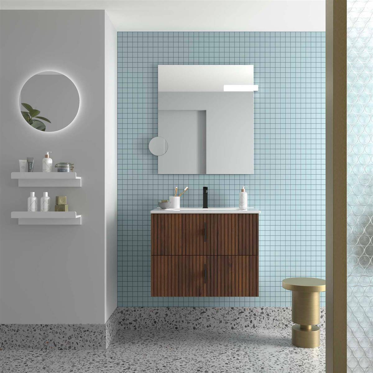 Modernes Badezimmer-Interieur mit Holzwaschtisch, quadratischem Spiegel, blauem Fliesenwand, schwebenden Regalen, rundem Spiegel und goldenem Hocker.