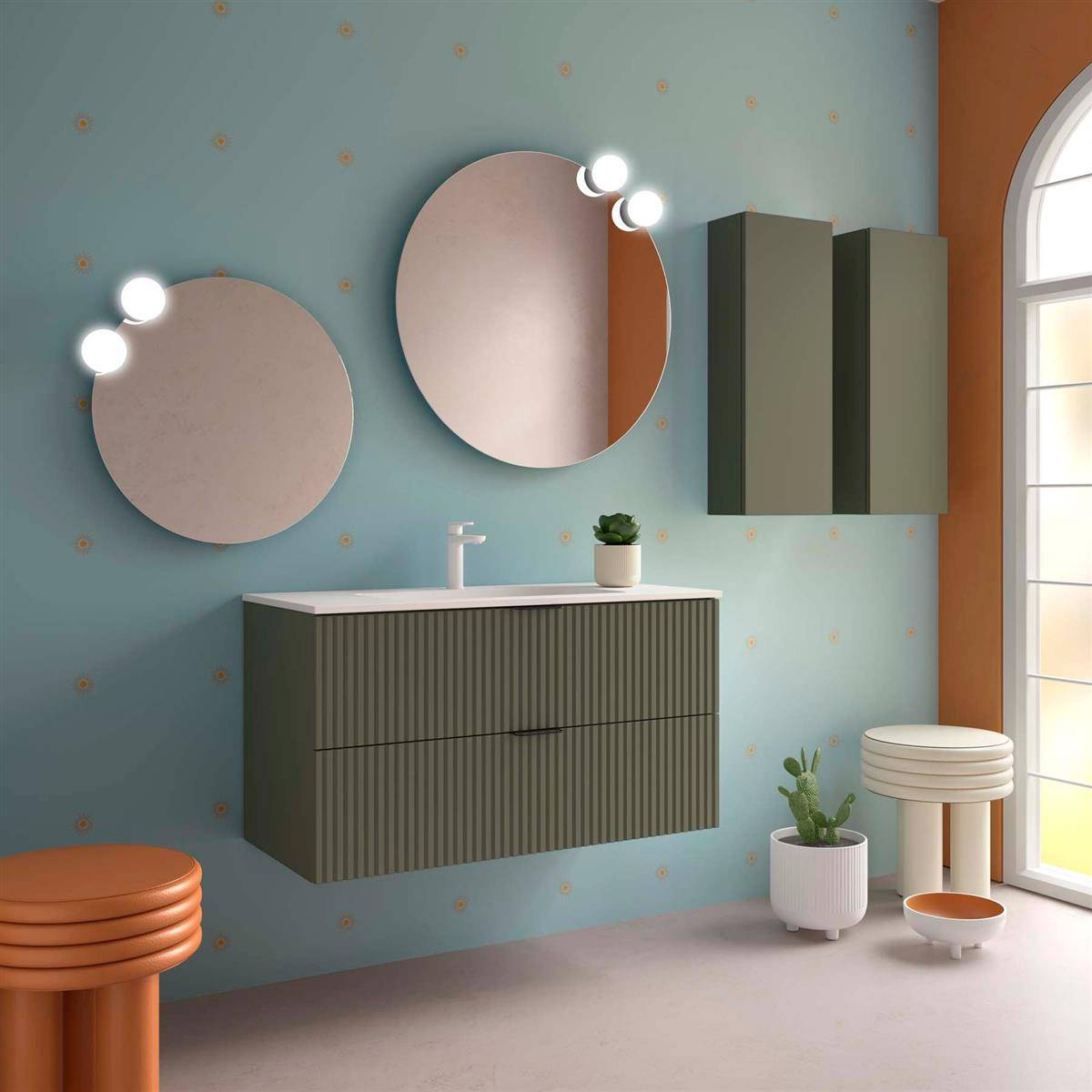 Modernes Badezimmer-Waschtisch mit zwei runden beleuchteten Spiegeln, einem Wandschrank, einem Waschbecken und Topfpflanzen neben einem großen Fenster.