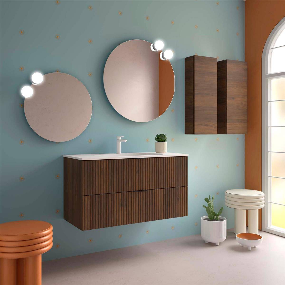 Modernes Badezimmer mit Doppelwaschbecken, zwei runden Spiegeln, Wandschrank, Waschtisch und Hockern neben einem großen Bogenfenster.
