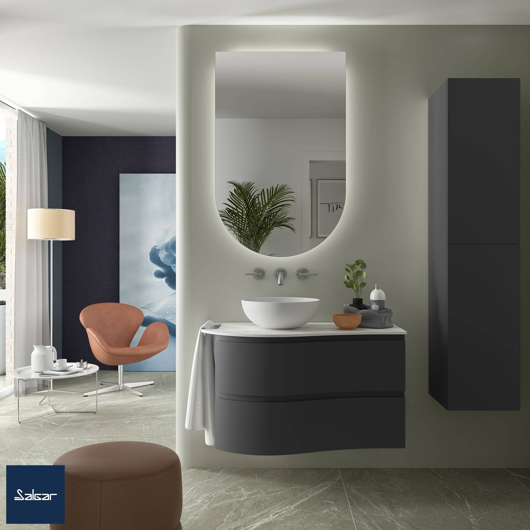 Modernes Badezimmer mit hängendem Waschtisch, runder Waschbecken, Spiegel und Zimmerpflanze. Ausgestattet mit einem braunen Stuhl, einem kleinen Tisch und abstrakter Wandkunst.