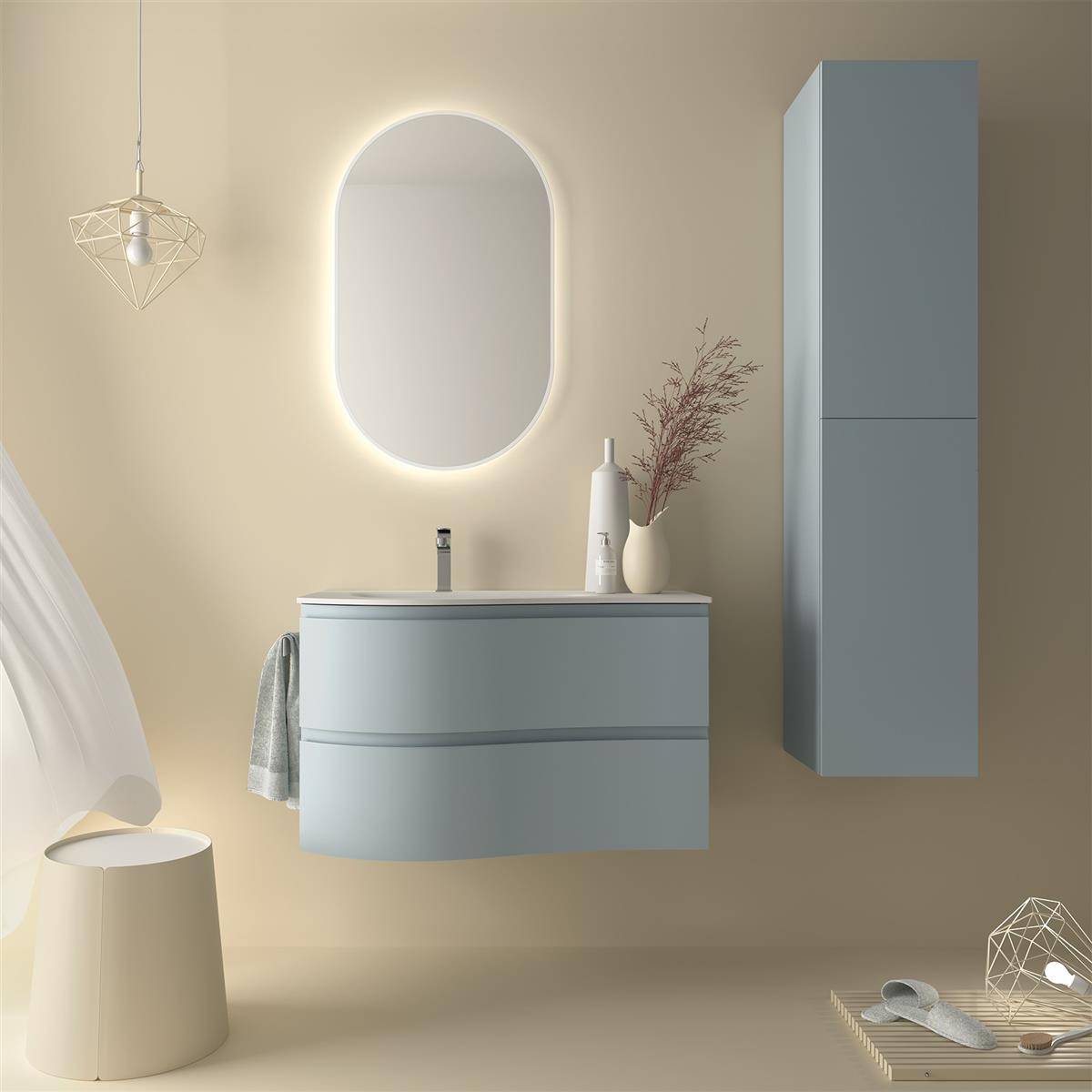 Minimalistisches Badezimmerinterieur mit schwebendem blauem Waschtisch, beleuchtetem ovalem Spiegel, Wandschrank, Hocker und Pendelleuchte auf beigem Hintergrund.