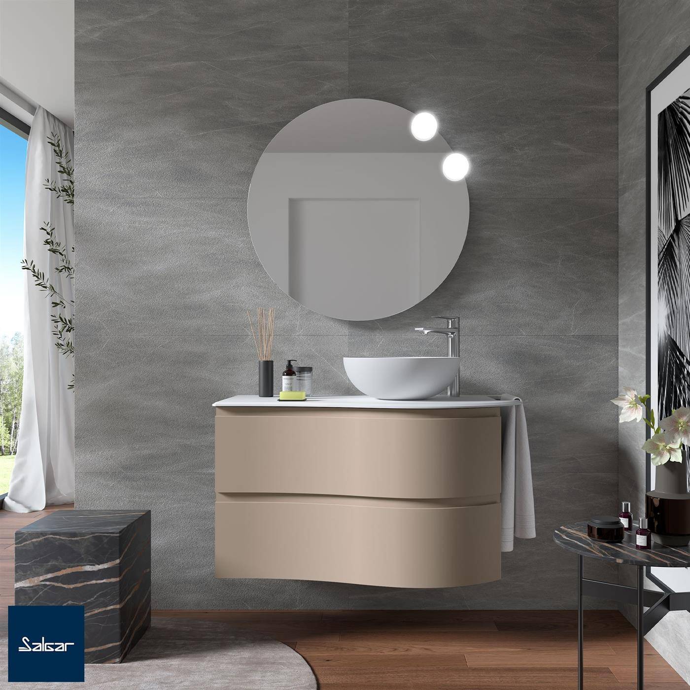 Modernes Badezimmer mit schwebendem beigefarbenen Waschtisch, rundem Spiegel, Aufsatzwaschbecken und grauer strukturierter Wand, gestaltet mit Marmor-Akzenten und natürlichem Licht.