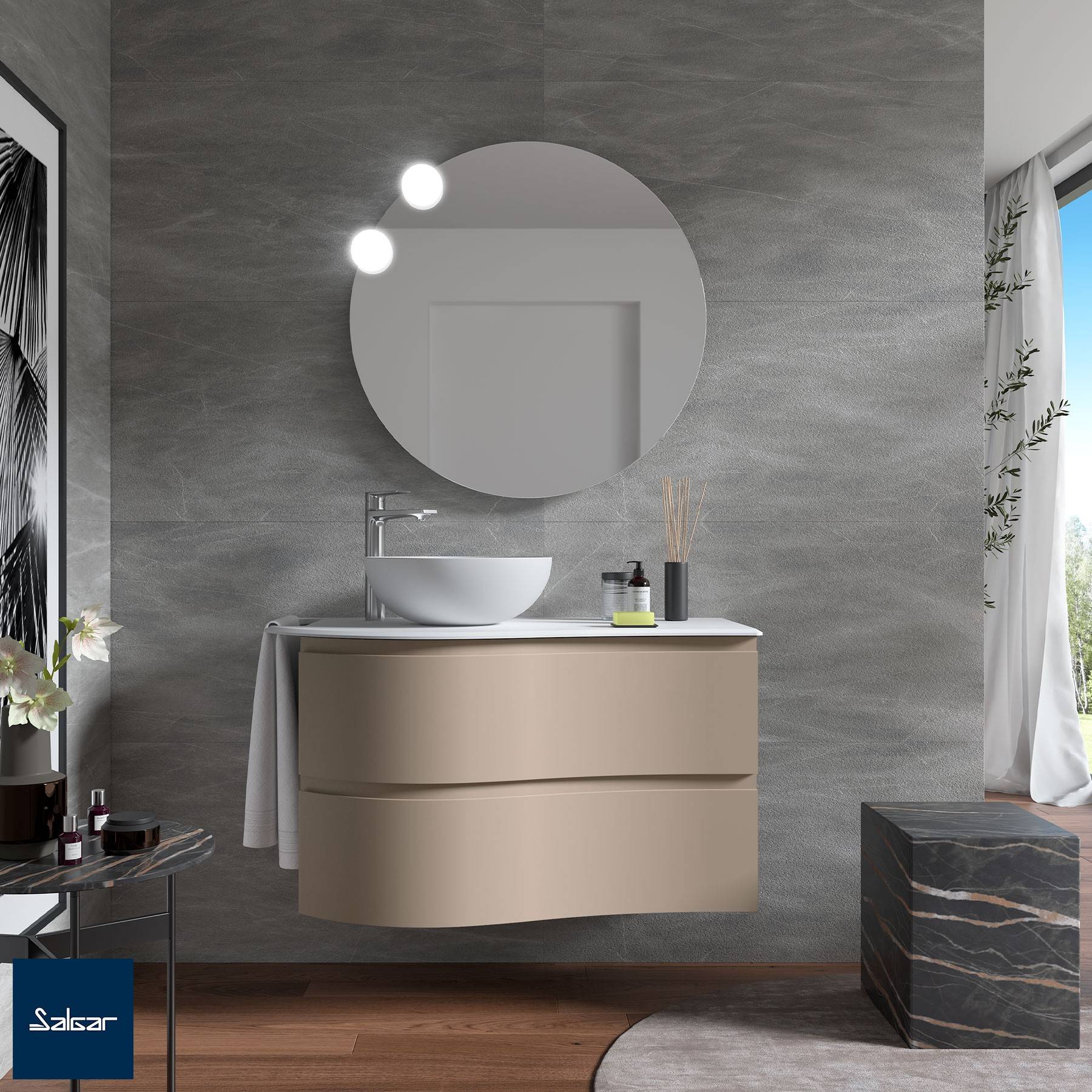 Modernes Badezimmer mit einem runden Spiegel, elegantem beigefarbenem Waschtisch und einem silbernen Wasserhahn. Ein kleines Fenster auf der rechten Seite lässt natürliches Licht herein.