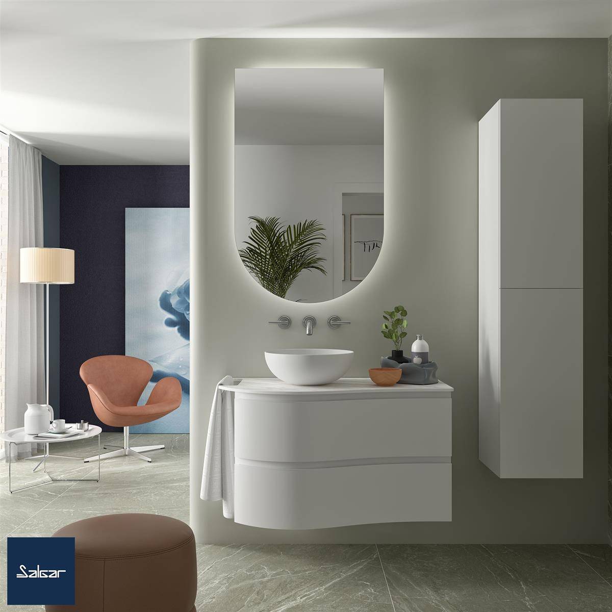 Modernes Badezimmer mit hängendem Waschbecken, ovalem Spiegel, Wandschrank und Handtuch; angrenzender Sitzbereich mit Stuhl und Stehleuchte.