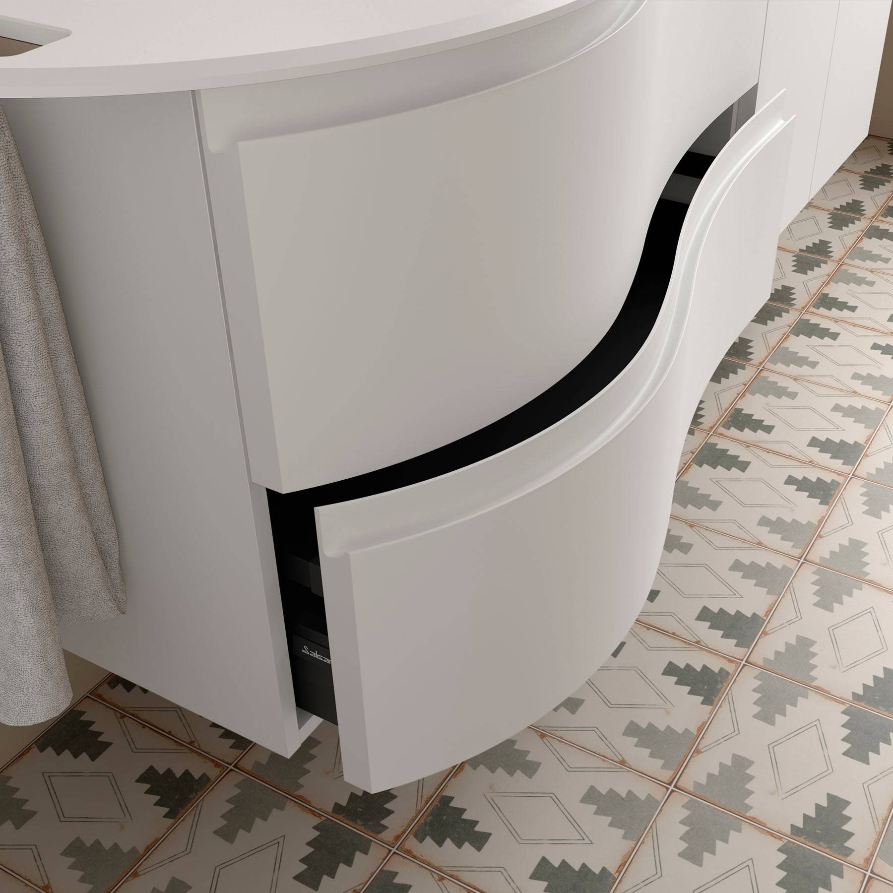 Ein geschwungener weißer Badezimmerschrank mit zwei offenen Schubladen, die den Innenraum offenbaren, auf einem geometrischen Fliesenboden stehend.