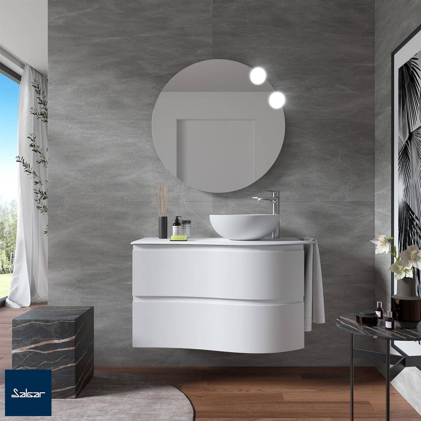 Modernes Badezimmer mit schwebendem weißen Waschtisch, rundem Spiegel, Aufsatzwaschbecken und grauer gekachelter Wand, daneben ein Fenster und dekorative Beistelltische.