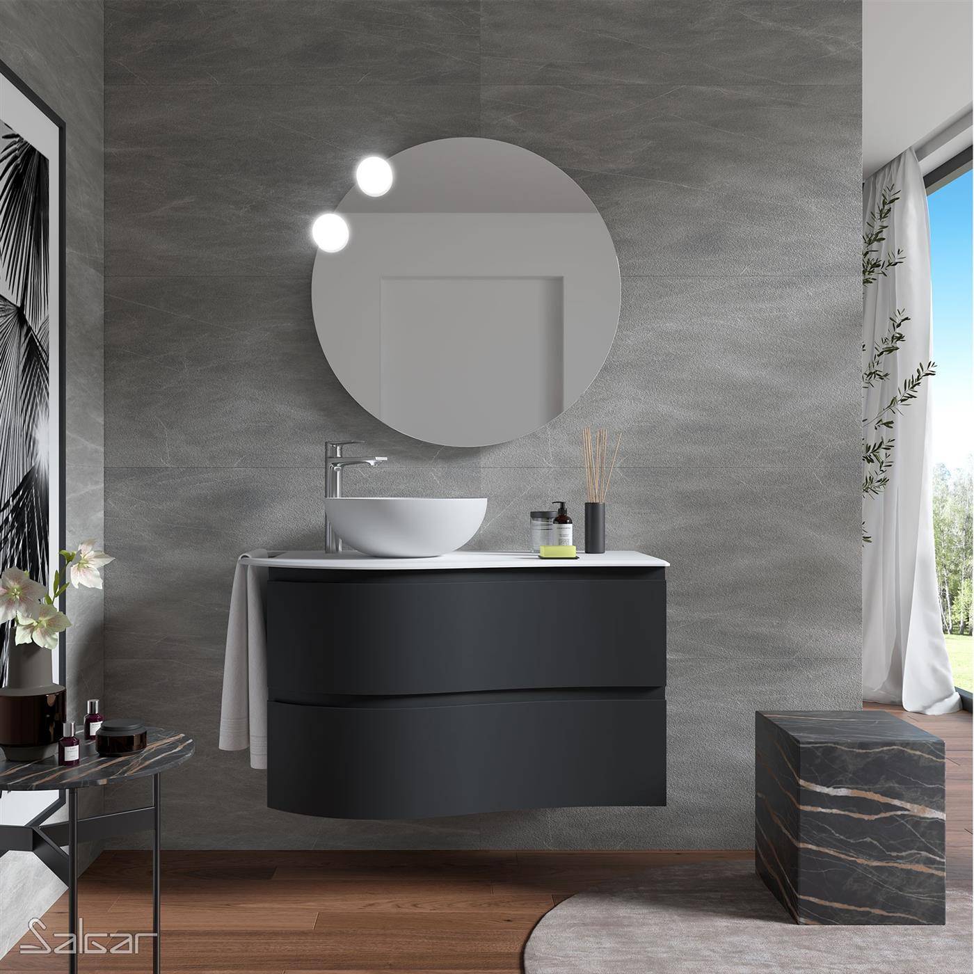 Modernes Badezimmer mit wandmontiertem schwarzem Waschtisch, rundem Spiegel, weißem Aufsatzwaschbecken, Chromarmatur und grau strukturierten Wänden; Fenster auf der rechten Seite.