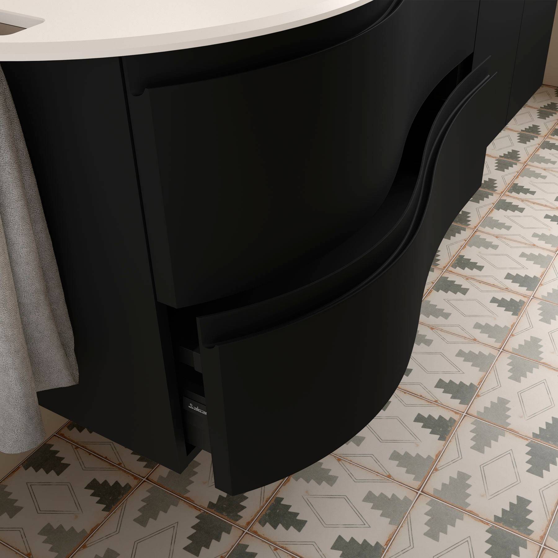 Geschwungener, schwarzer Badezimmerschrank mit offenen Schubladen, die den Innenraum zeigen; mit geometrisch gemusterten Bodenfliesen.