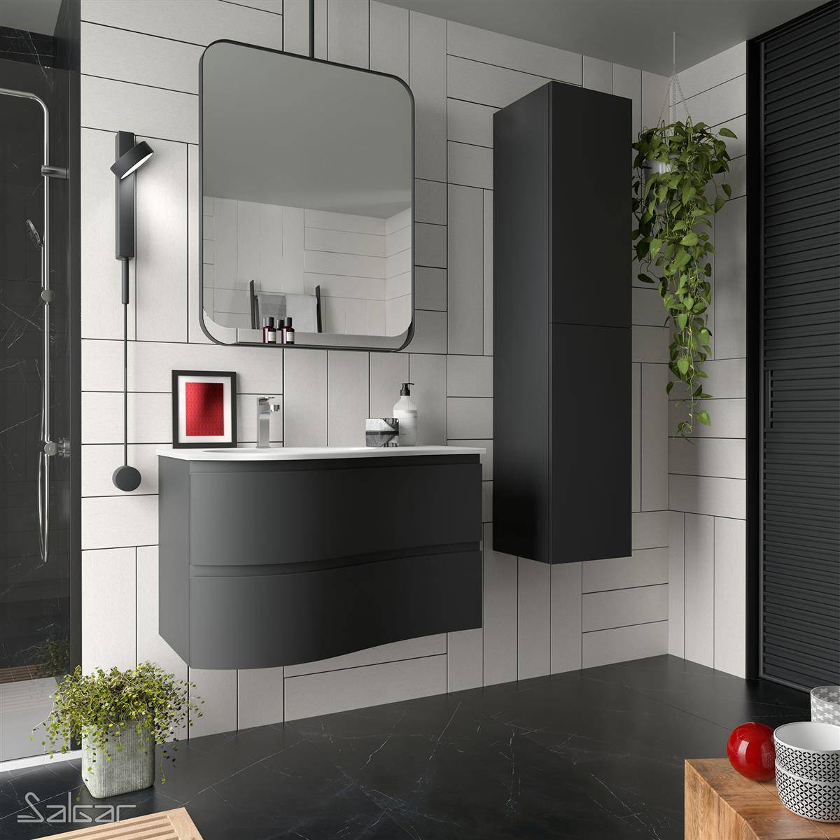 Modernes Badezimmerinterieur mit schwebendem schwarzen Waschtisch, großem Spiegel, Wandschrank, Dusche und Topfpflanzen.