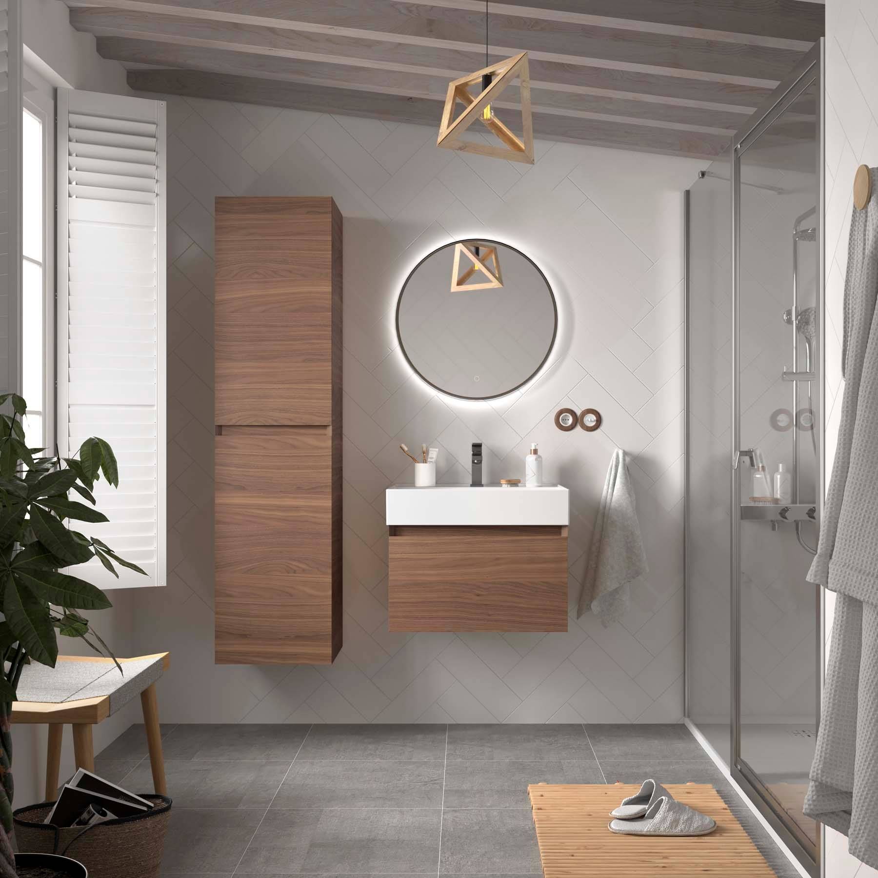 Modernes Badezimmer mit Holzakzenten, ausgestattet mit einem runden Spiegel, weißem Waschbecken, Glasdusche und Holz-Aufbewahrungseinheiten. Natürliches Licht durchflutet den Raum.