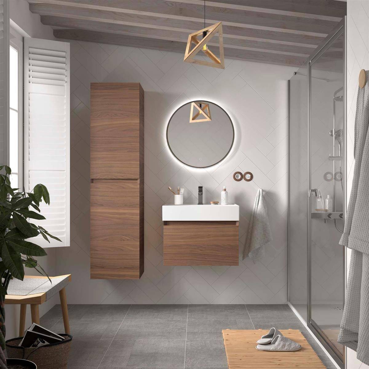 Modernes Badezimmer mit schwebendem Holzwaschtisch, rundem hinterleuchtetem Spiegel, hohem Schrank, Glasdusche und einem Hocker am Fenster.