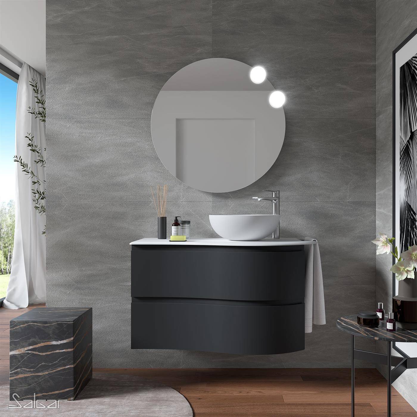 Modernes Badezimmer mit schwebendem schwarzem Waschtisch, rundem Spiegel und Aufsatzwaschbecken an einer grau strukturierten Wand, beleuchtet durch zwei Wandleuchten.