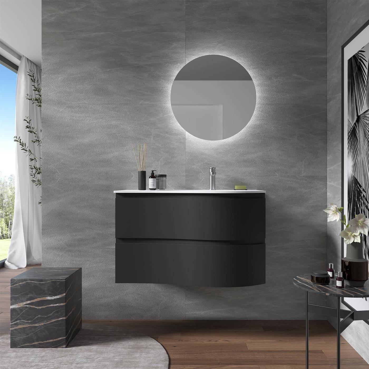 Modernes Badezimmer mit schwebendem schwarzem Waschtisch und rundem Spiegel an grauer strukturierter Wand, neben einem Marmorschemel, Beistelltisch und Fenster mit transparenten Vorhängen.