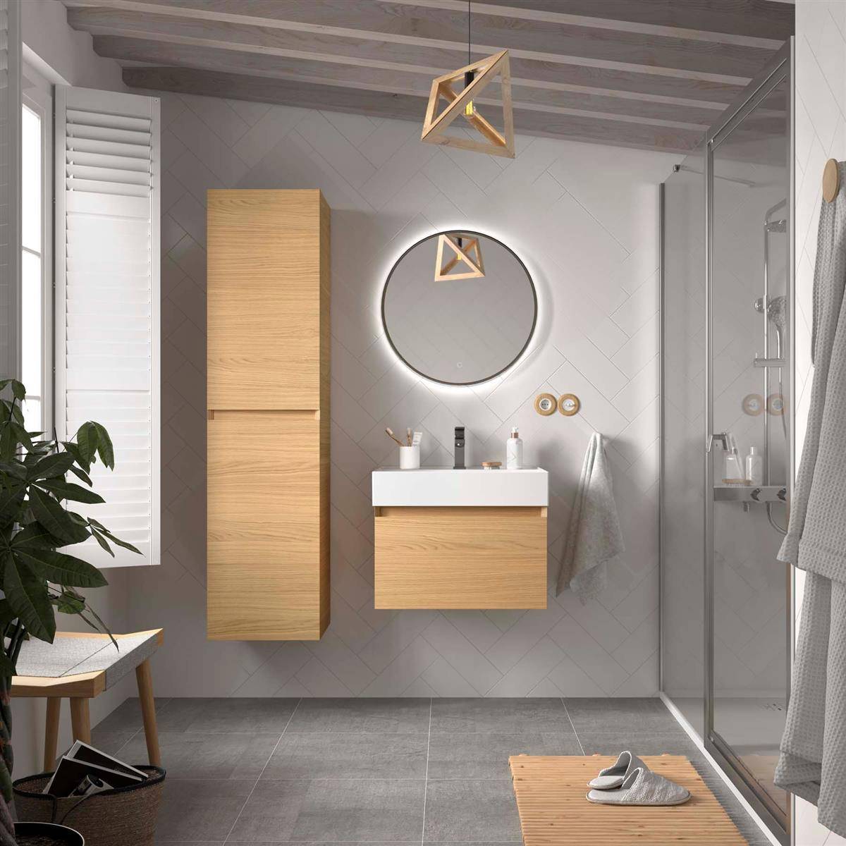 Modernes Badezimmer mit wandmontiertem Holzwaschtisch, rundem hinterleuchtetem Spiegel, hohem Schrank, Glasdusche, Handtuch und Hausschuhen auf einem Teppich.