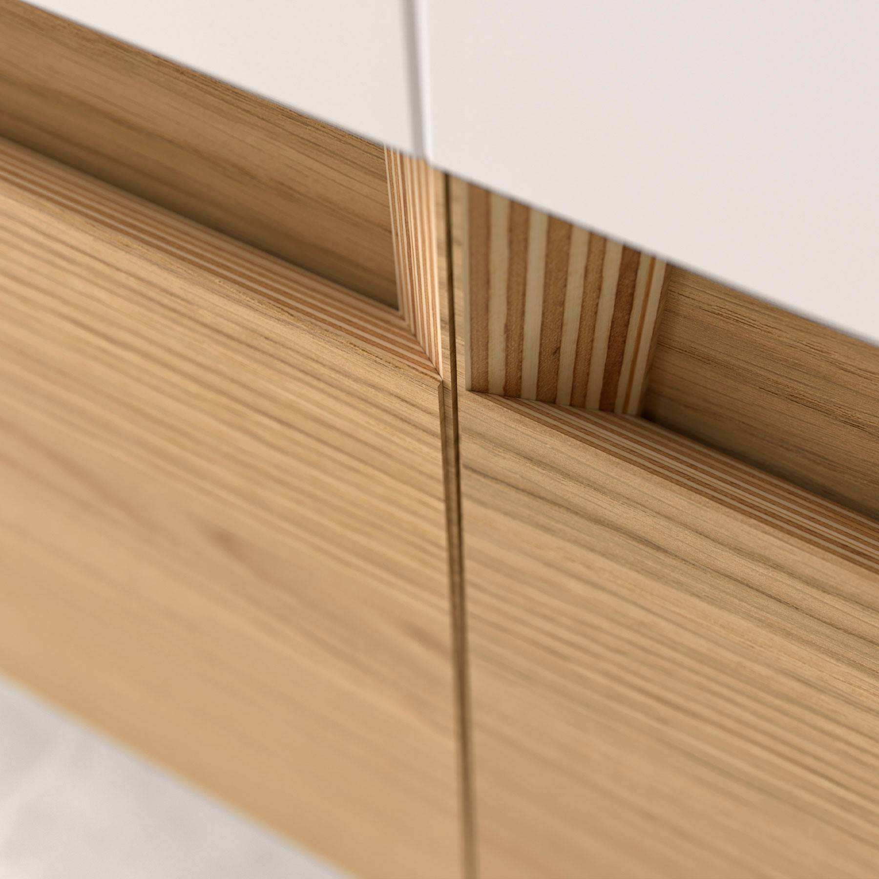 Nahaufnahme von Holzpaneelen mit sichtbarer Holzmaserung und geschichteter Textur, die Teil eines eleganten, modernen Möbelstücks bilden.