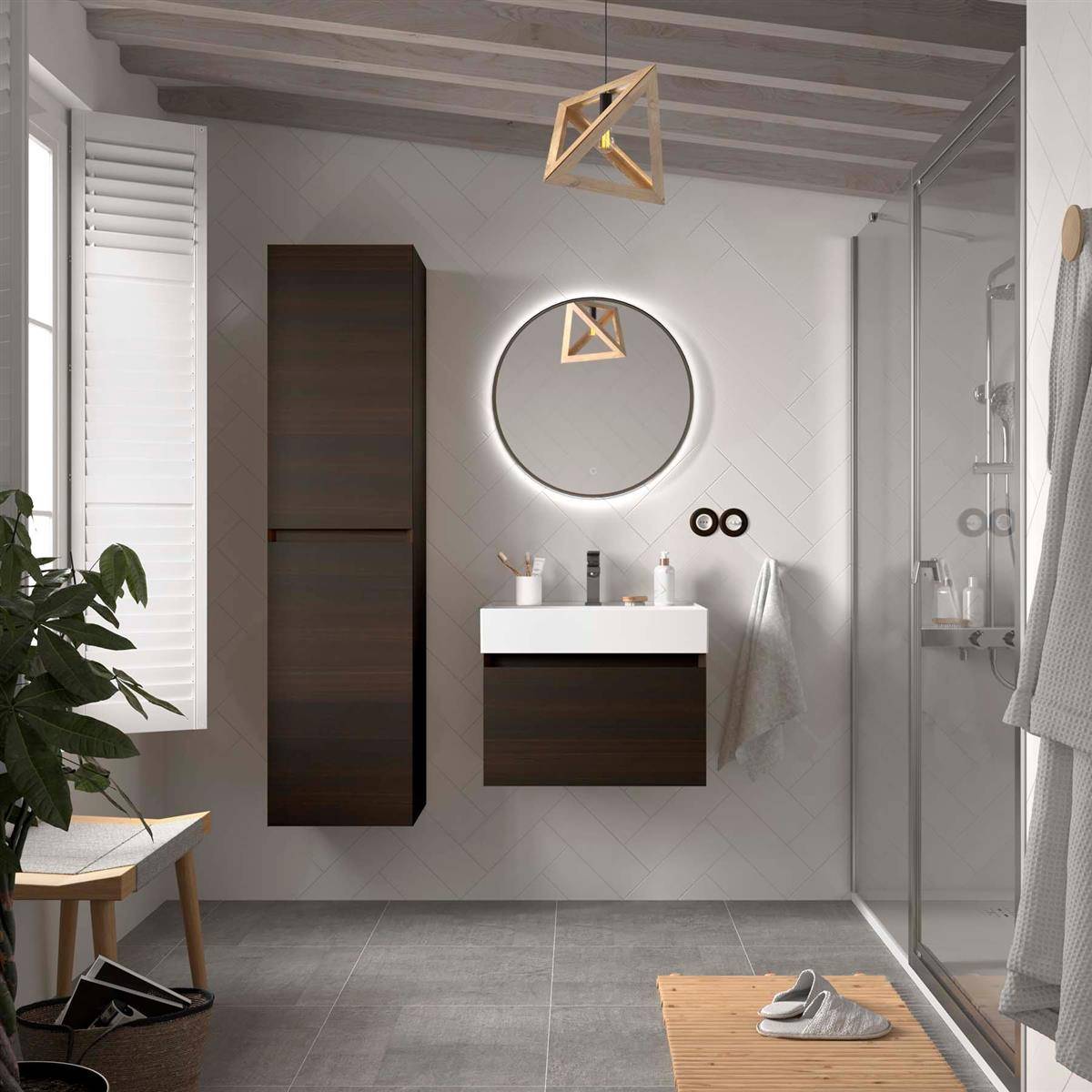 Modernes Badezimmer mit dunklem Holzwaschbecken, rundem beleuchteten Spiegel, begehbarer Glasdusche, Handtuch, Pflanze und Bank neben einem hellen Fenster.